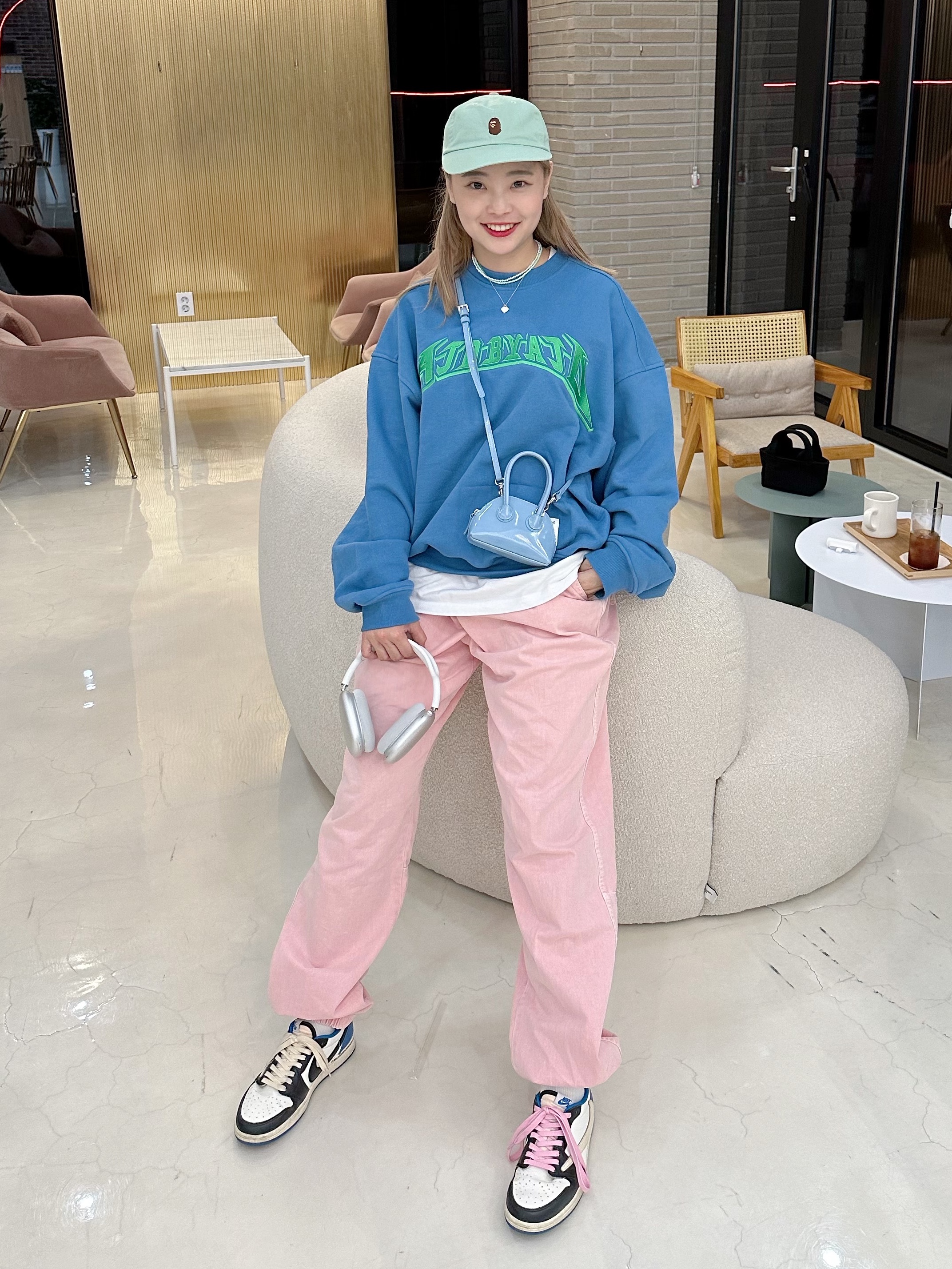 Jordan 1 x Travis Scott x Fragment Retro Low OG SP Military Blue, Apple AirPods Max Lightning Silver (Korean Ver.) 착용 스타일 - 1