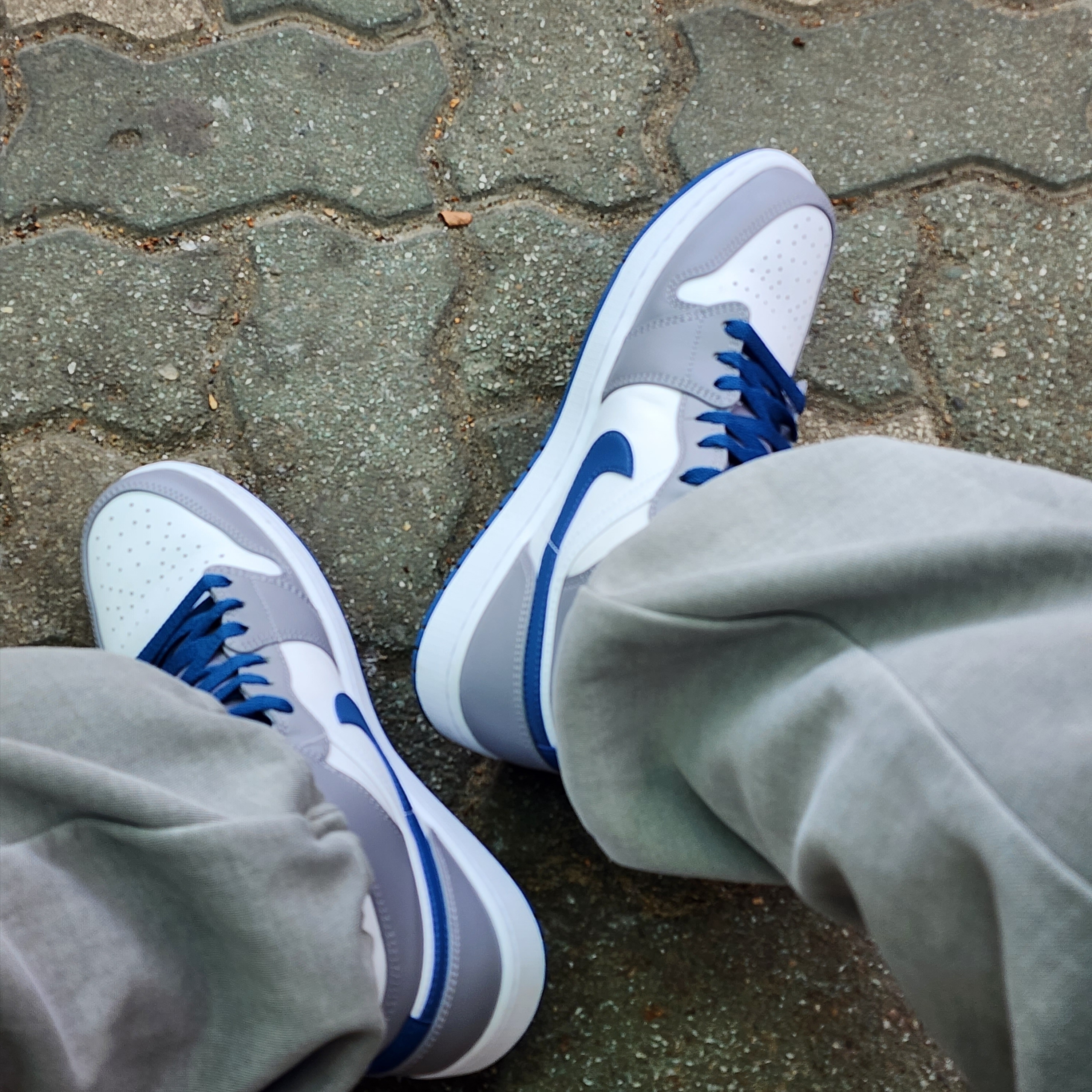 Jordan 1 Mid Cement Grey True Blue 착용 스타일