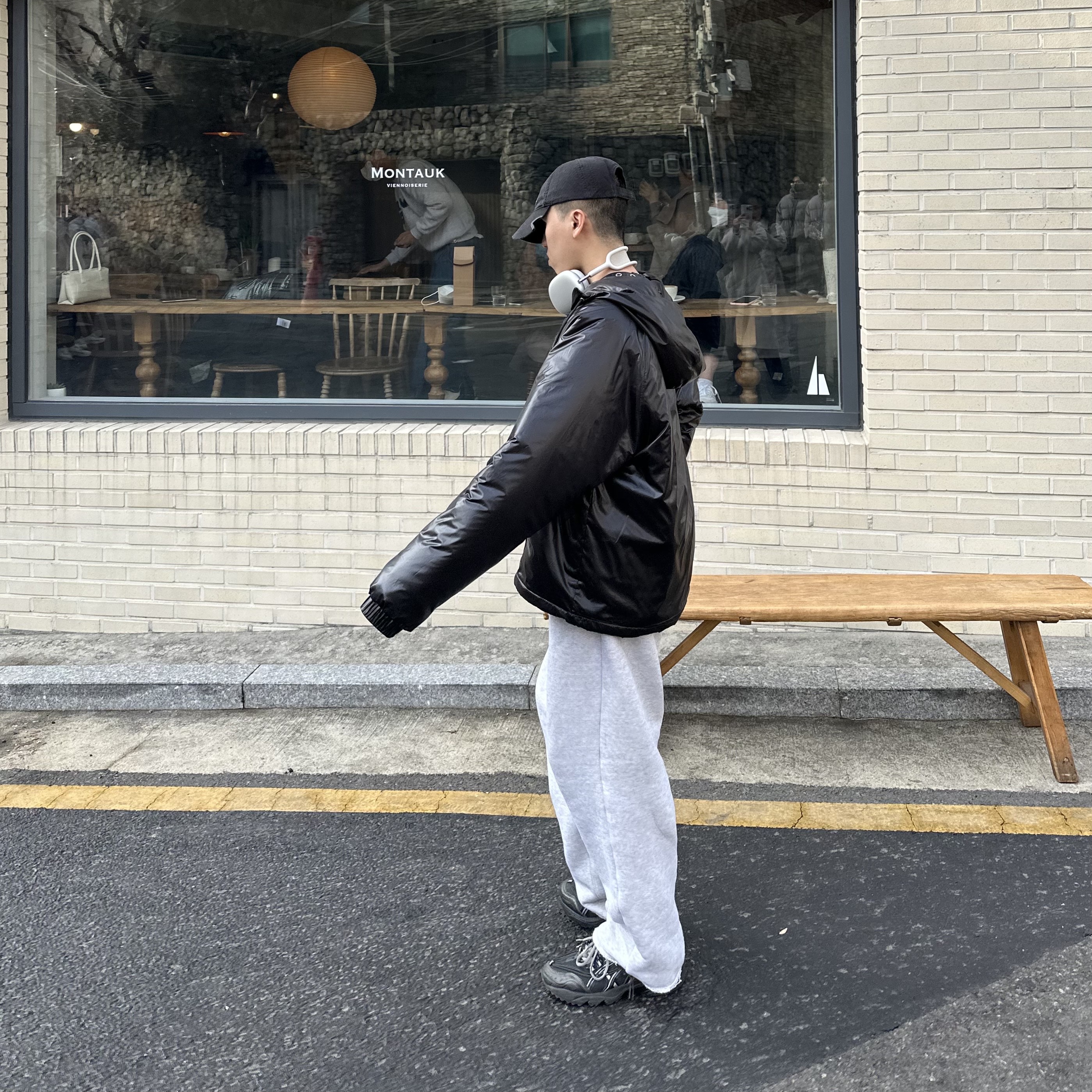 Balenciaga Arena Lambskin Aged Silver Hardware Le Cagole XS Flap Bag Black, Apple AirPods Max Lightning Silver (Korean Ver.) 착용 스타일 - 4