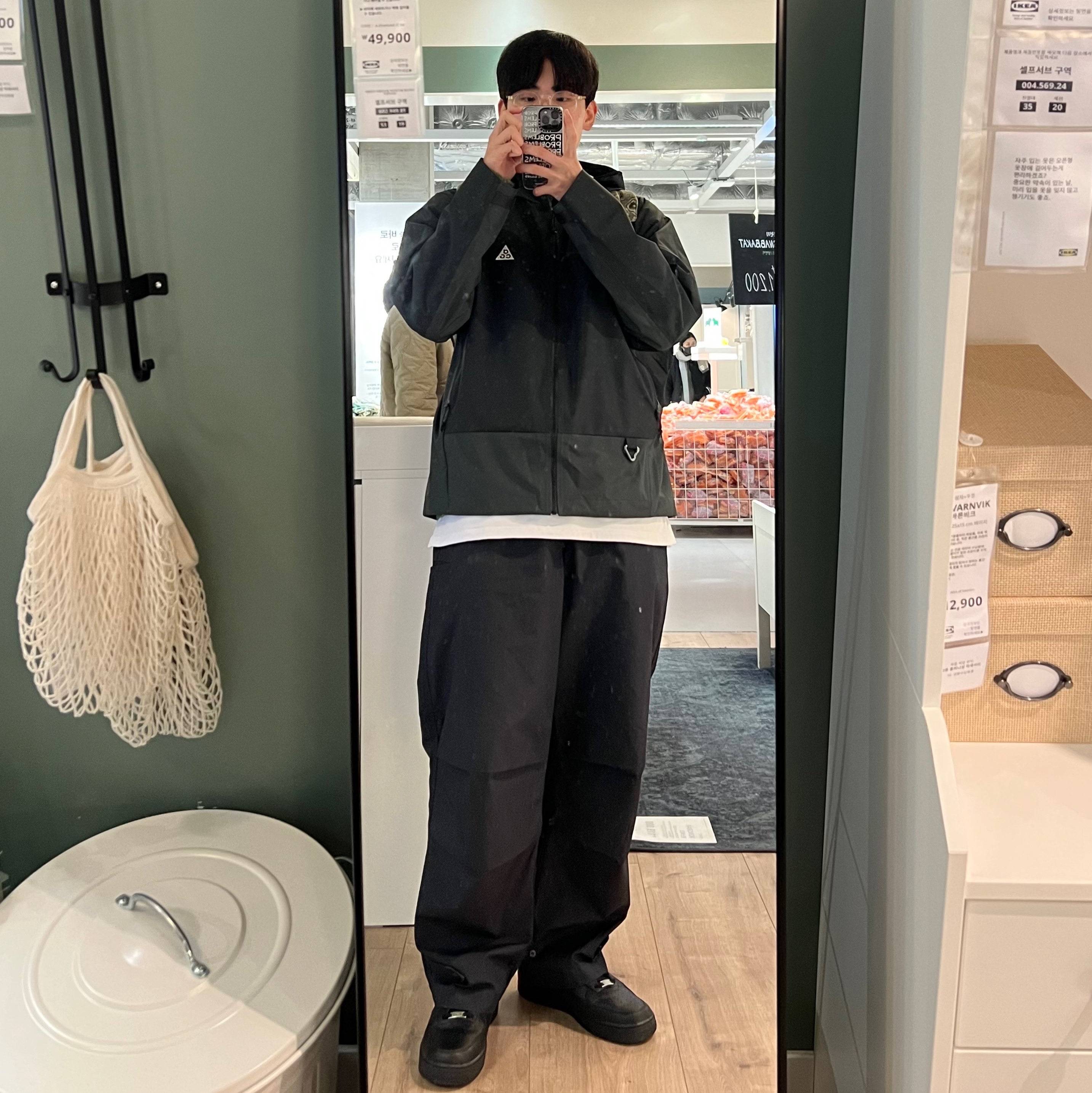 Nike Air Force 1 '07 Low Triple Black, Nike ACG Storm-Fit ADV Cascade Rains Full Zip Shell Jacket Off Noir - Asia 착용 스타일