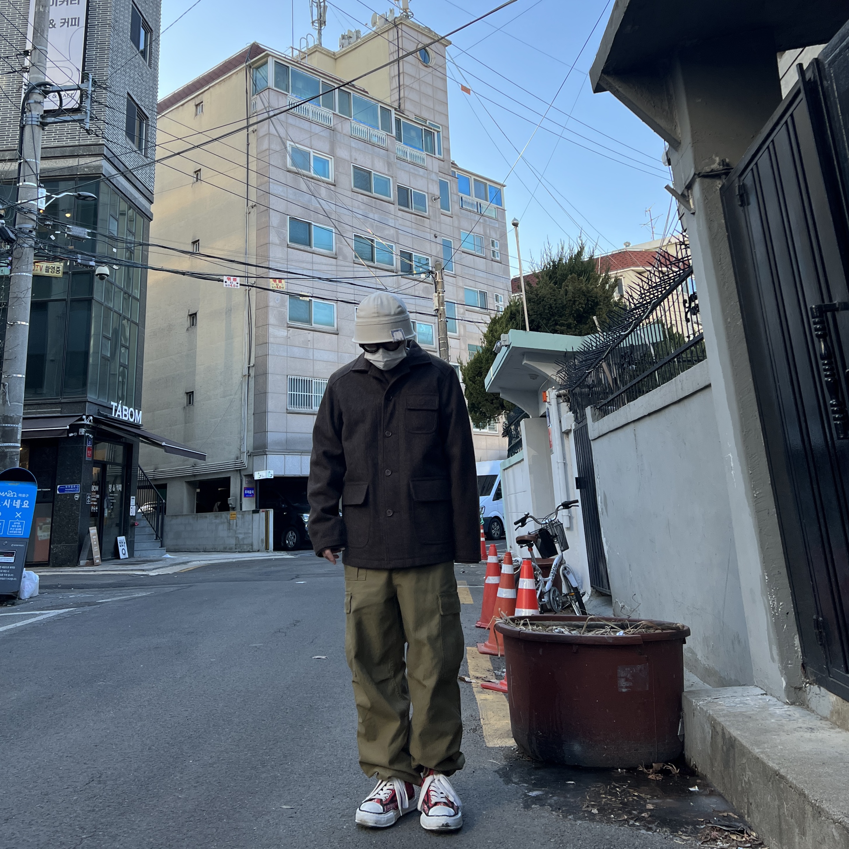 Maison Mihara Yasuhiro Peterson OG Sole Canvas Bandana Low-top Sneakers Red 착용 스타일 - 2