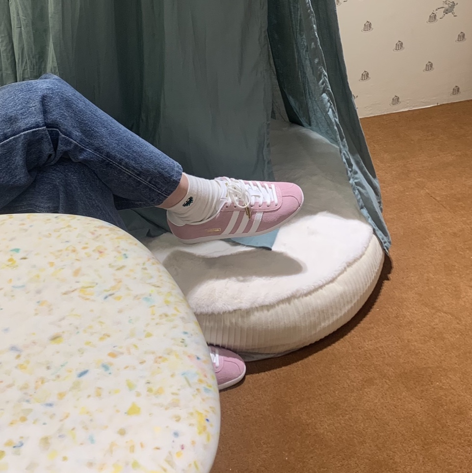 Adidas Gazelle OG Clear Pink 착용 스타일 - 2