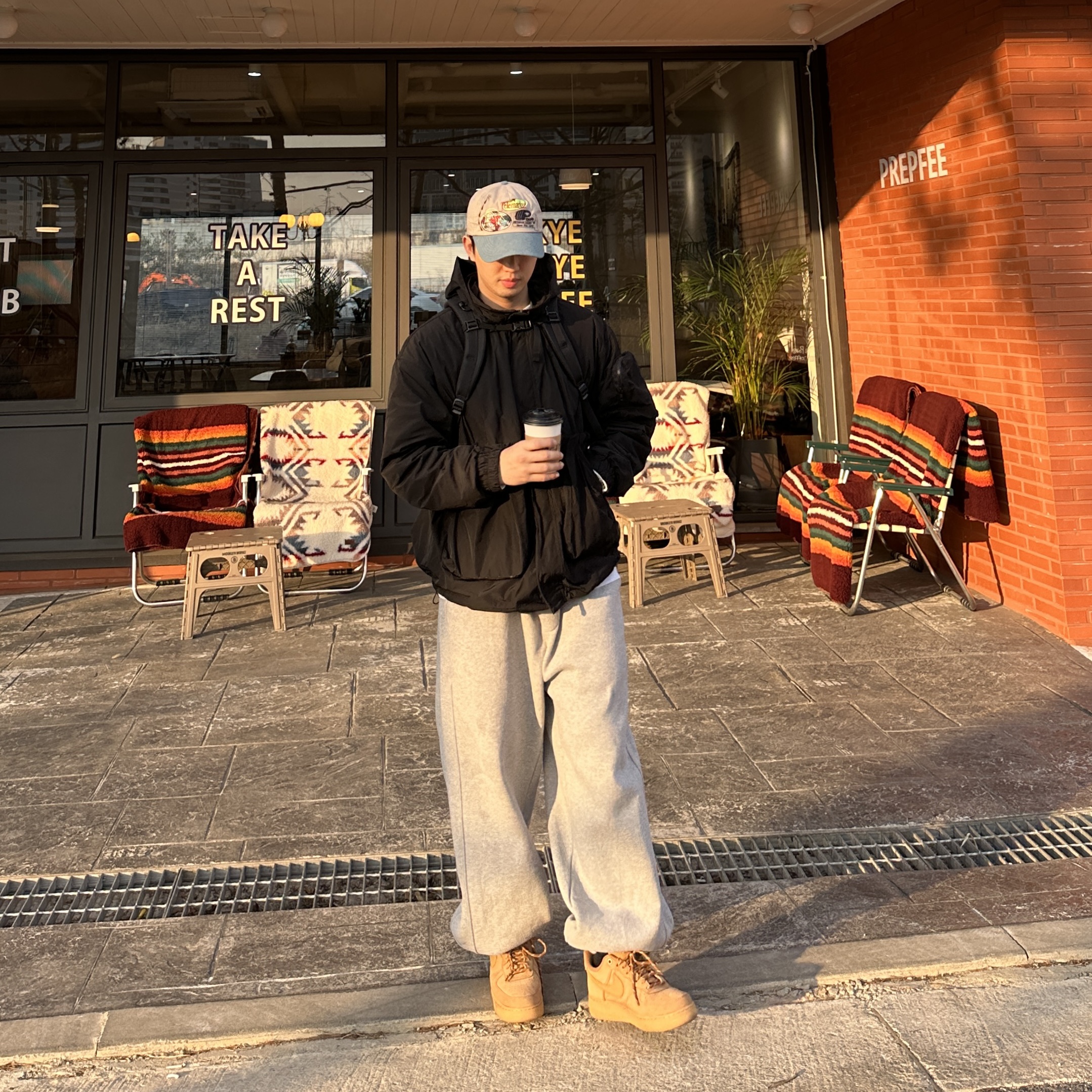 Nike Air Force 1 '07 WB Flax, Arc'teryx Mantis 26 Backpack Black 착용 스타일 - 1