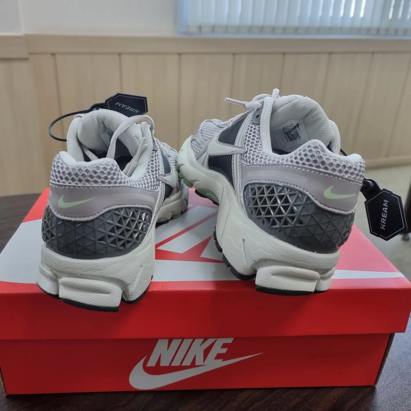 (W) Nike Zoom Vomero 5 Cobblestone and Flat Pewter 착용 스타일 - 2