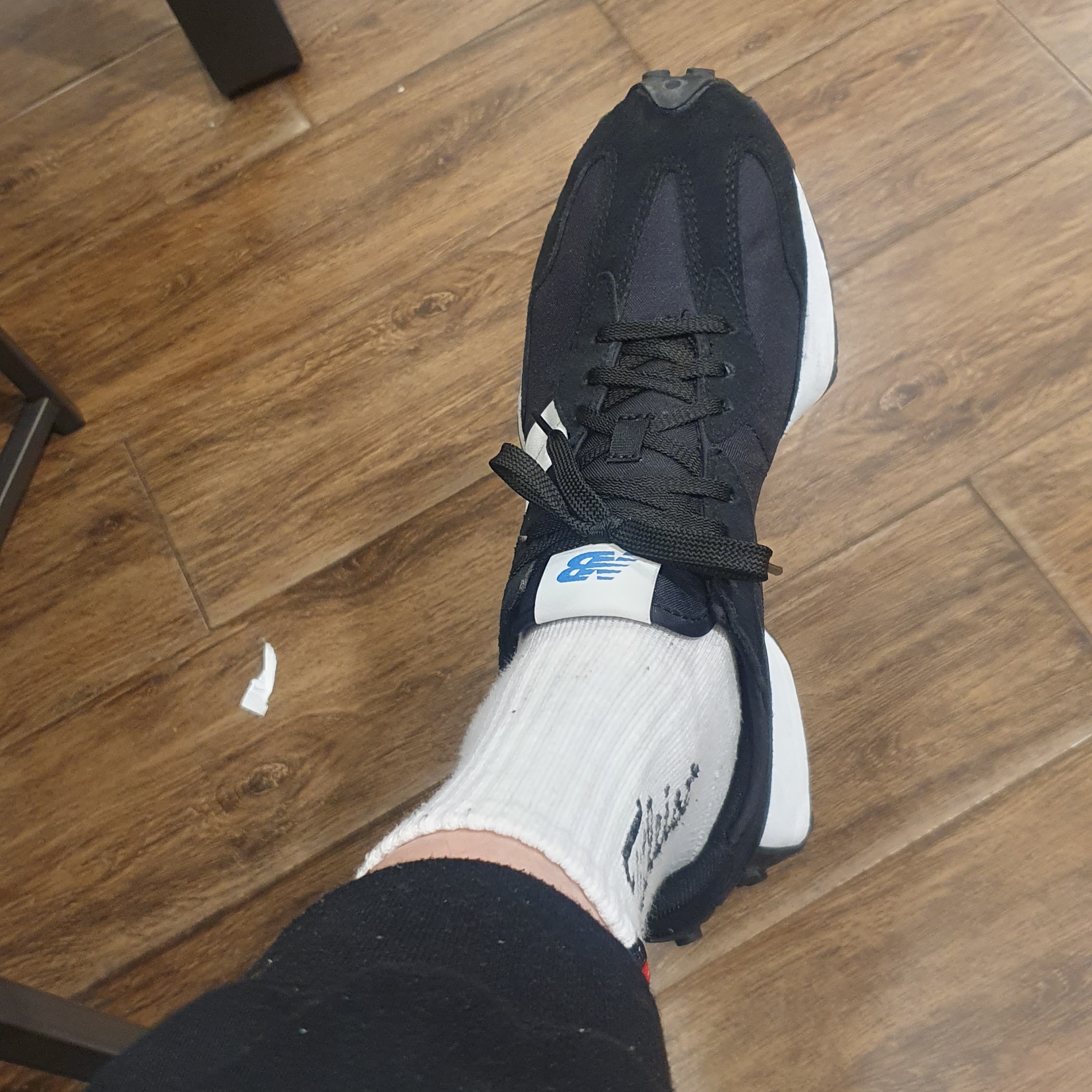 New Balance 327 Black 착용 스타일
