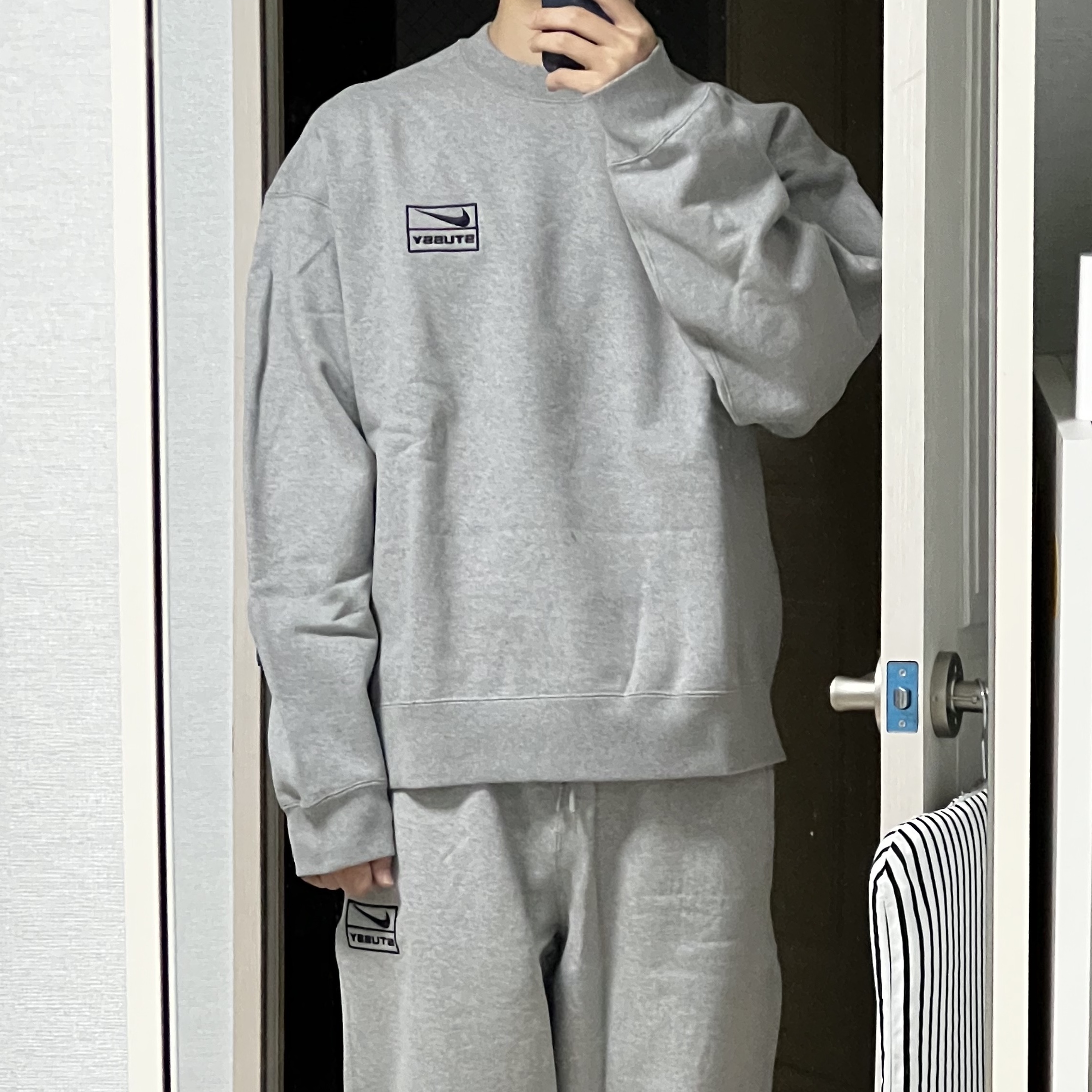 Nike x Stussy NRG Fleece Crewneck Dark Grey Heather (DO9337-063), Nike x Stussy NRG Fleece Pants Dark Grey Heather (DO9340-063) 착용 스타일 - 3