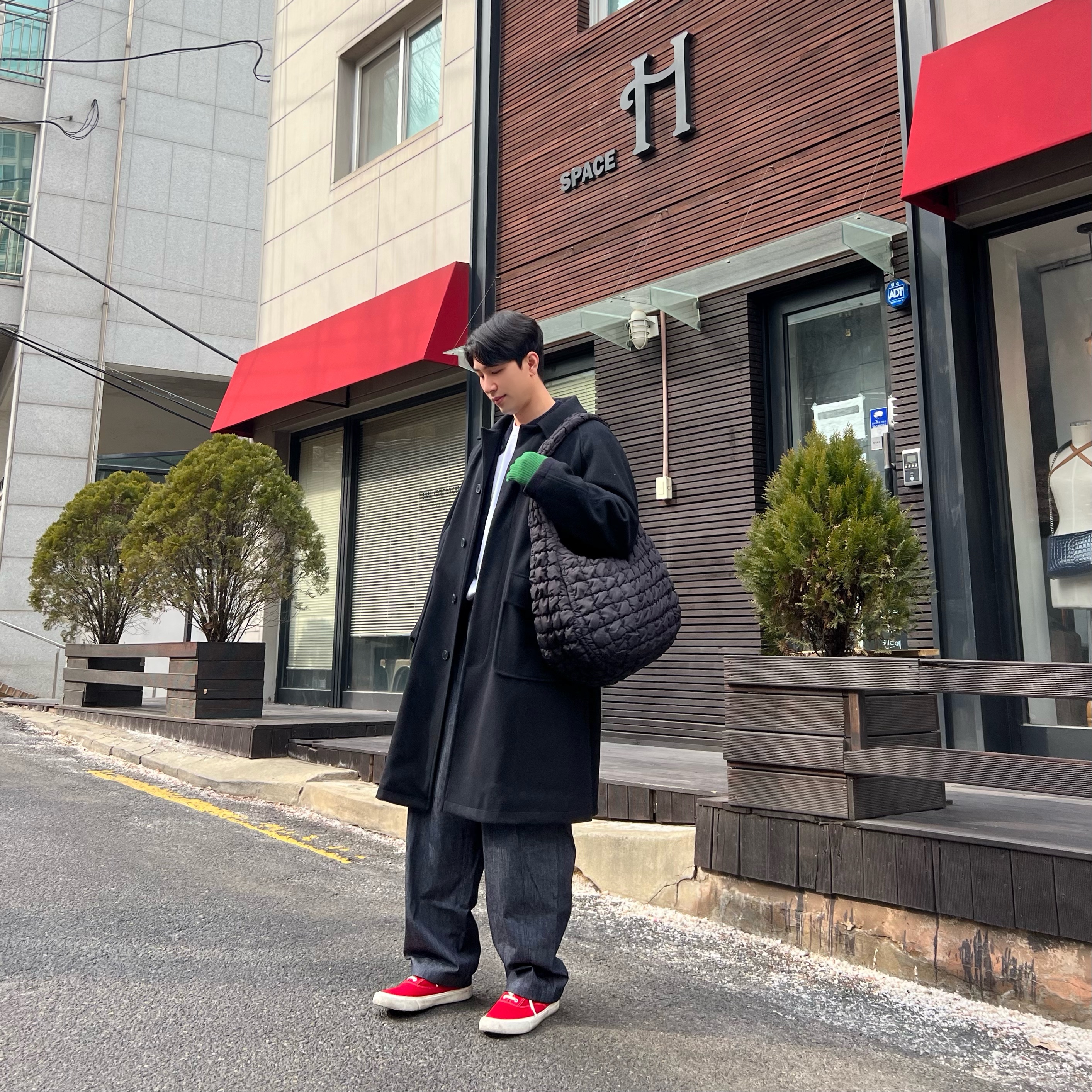 COS Quilted Oversized Shoulder Bag Black 착용 스타일 - 2