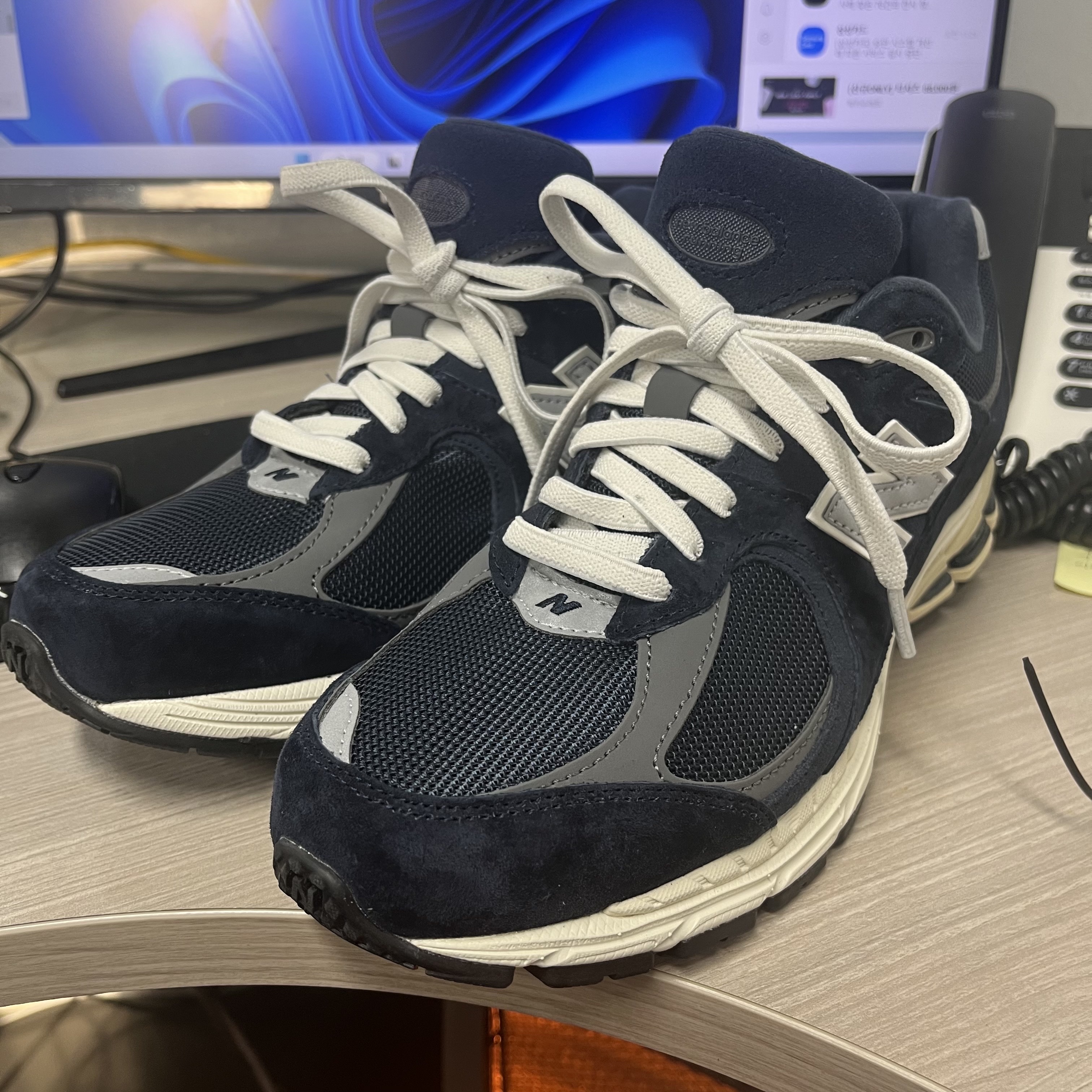 New Balance 2002R Eclipse Castlerock 착용 스타일