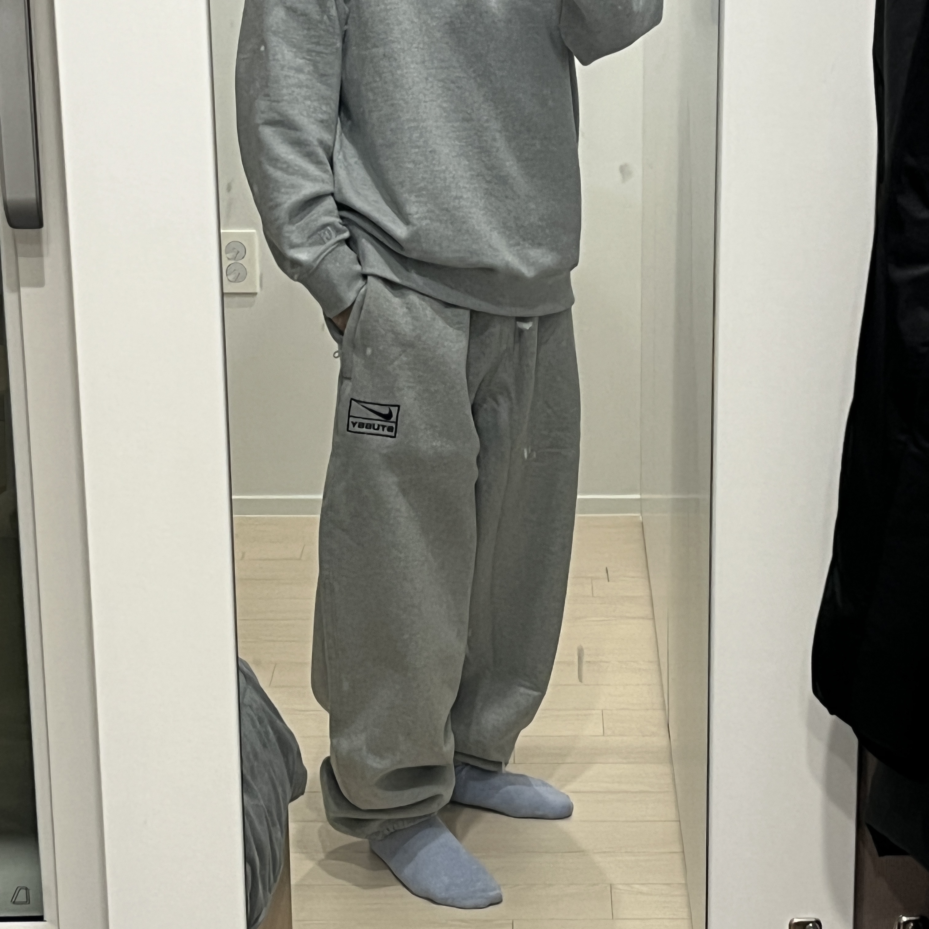 Nike x Stussy NRG Fleece Pants Dark Grey Heather (DO9340-063) 착용 스타일 - 1