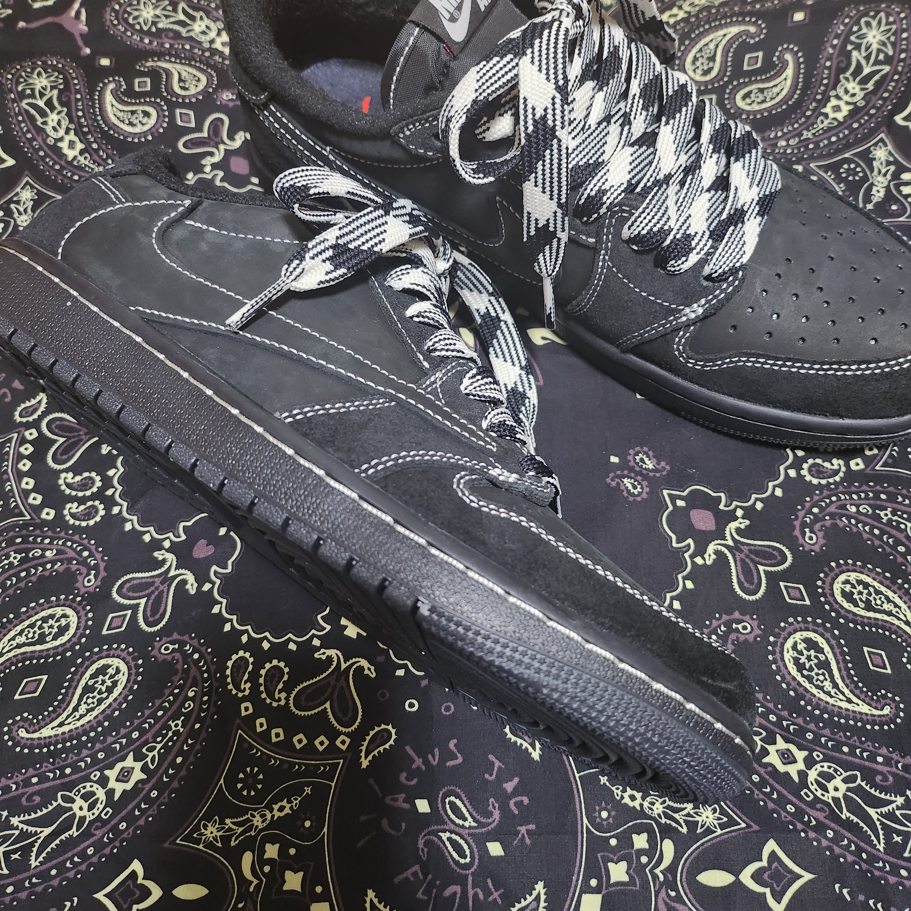 Jordan 1 x Travis Scott Retro Low OG SP Black Phantom 착용 스타일