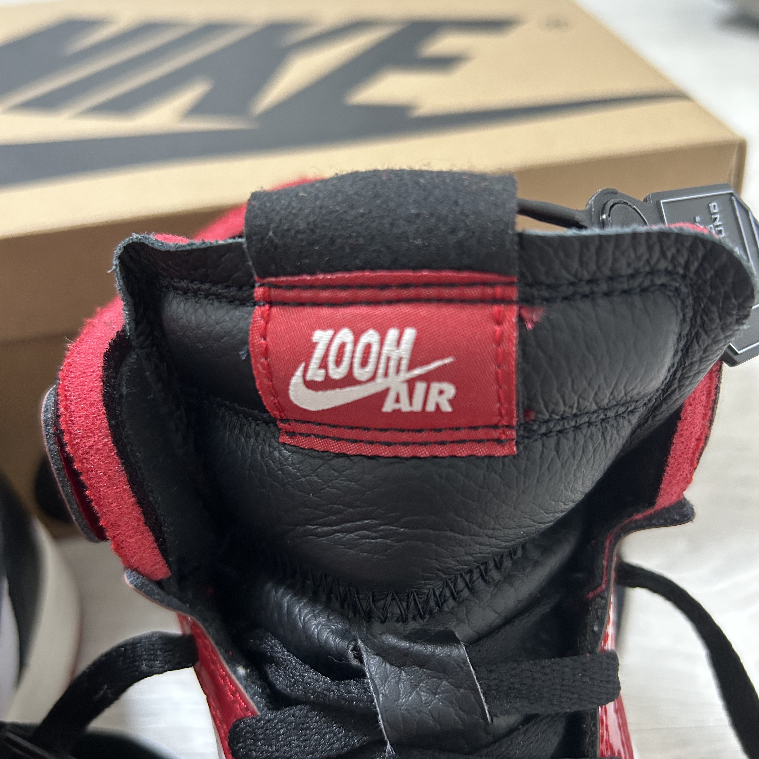(W) Jordan 1 Zoom Air CMFT Gym Red Black 착용 스타일 - 2