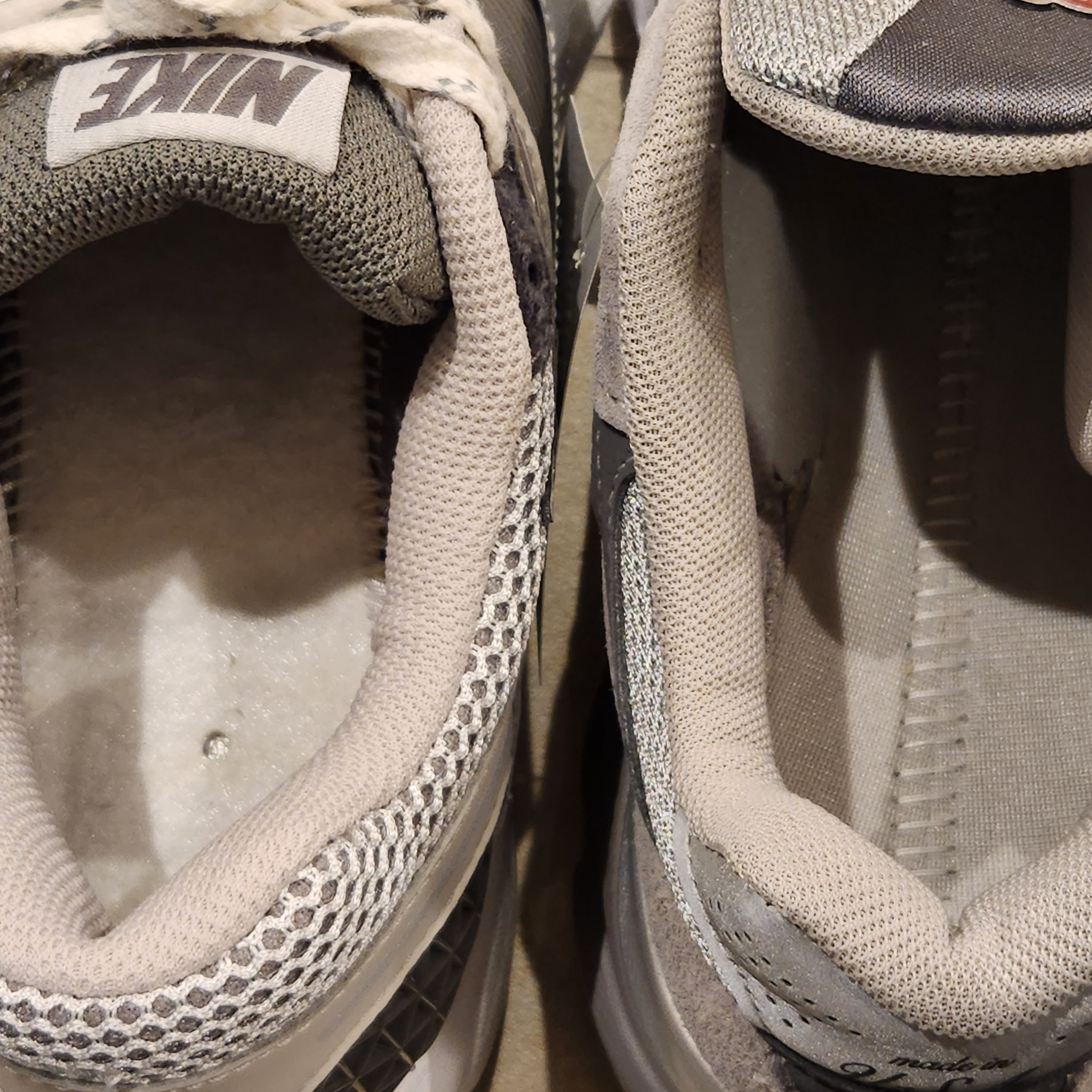 New Balance 990v3 Made in USA Grey - D Standard, Nike Zoom Vomero 5 PRM Light Iron Ore and Flat Fewter 착용 스타일 - 3