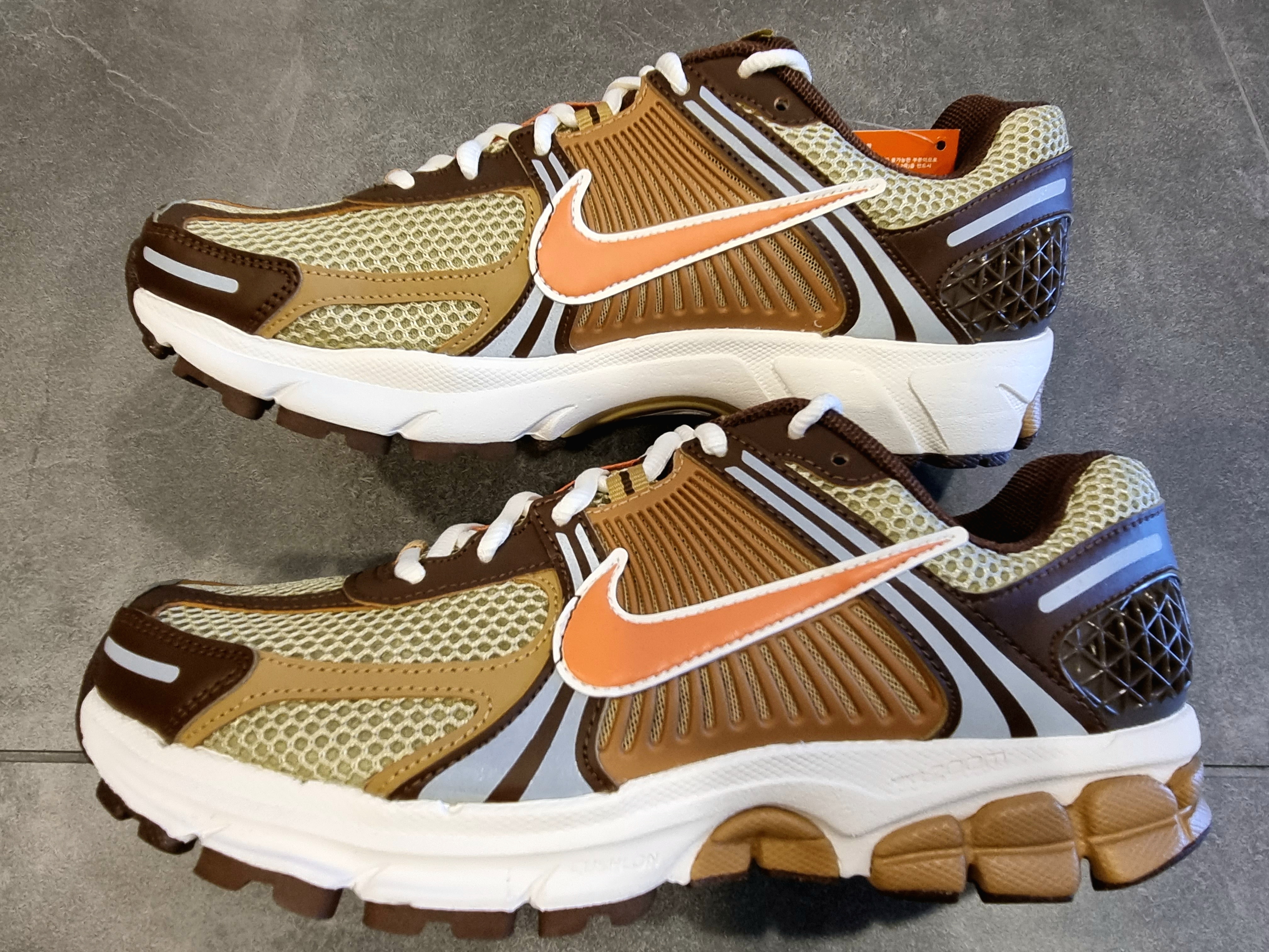 Nike Zoom Vomero 5 Wheat Grass and Cacao Wow 착용 스타일 - 3