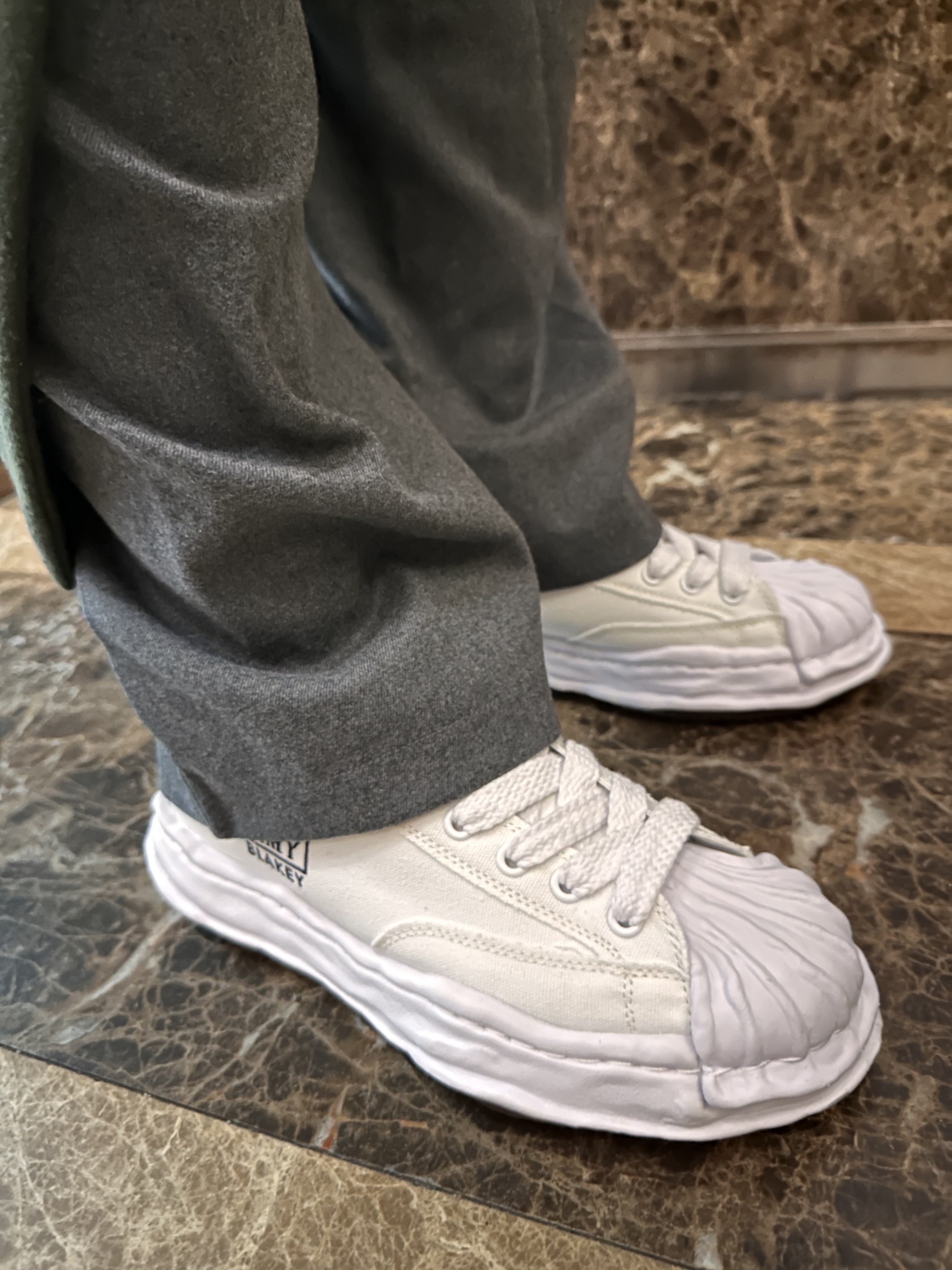 Maison Mihara Yasuhiro Blakey OG Sole Canvas Low-top Sneakers White, Stussy Photo Jacquard Vest Black 착용 스타일 - 5