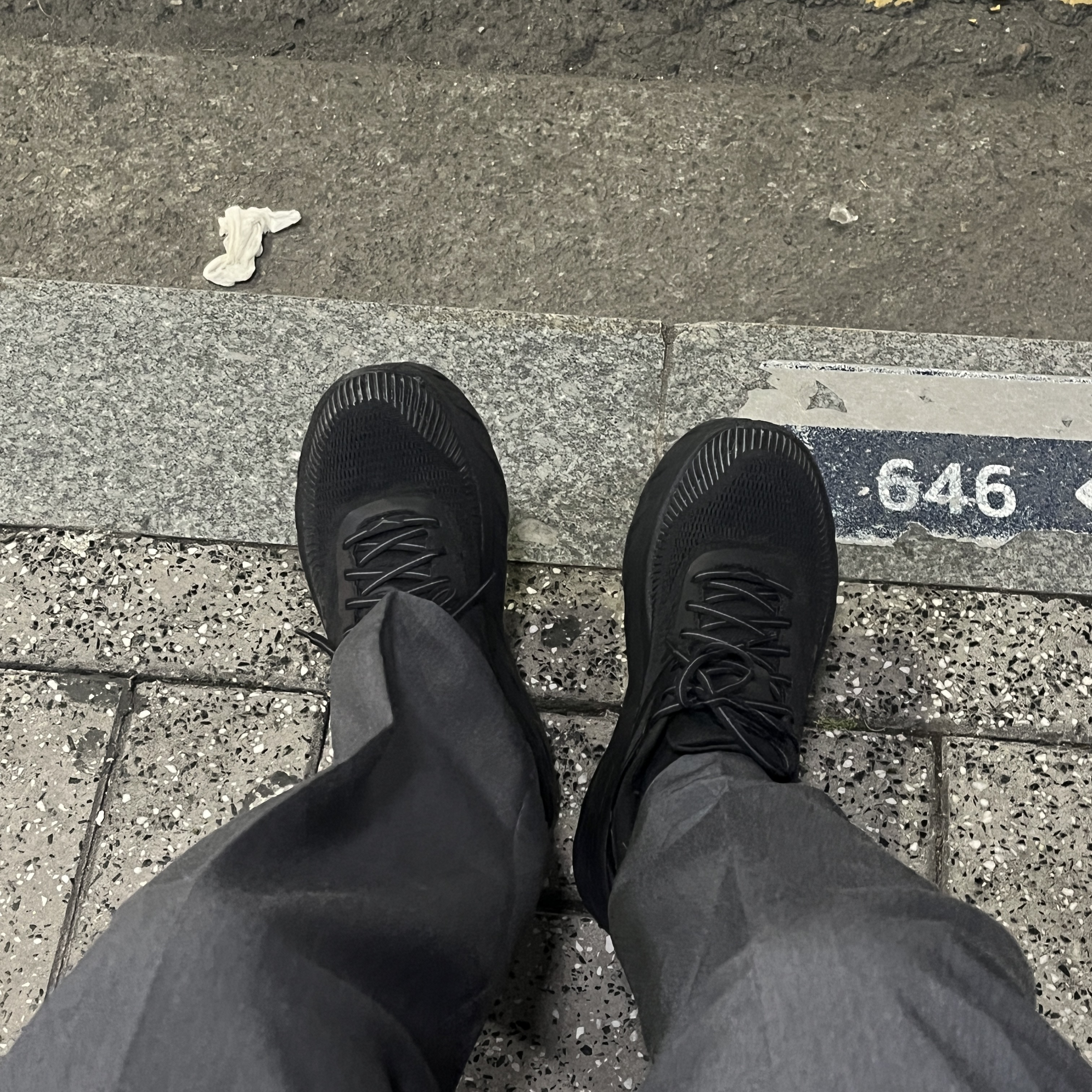 Hoka Bondi 7 Black 착용 스타일
