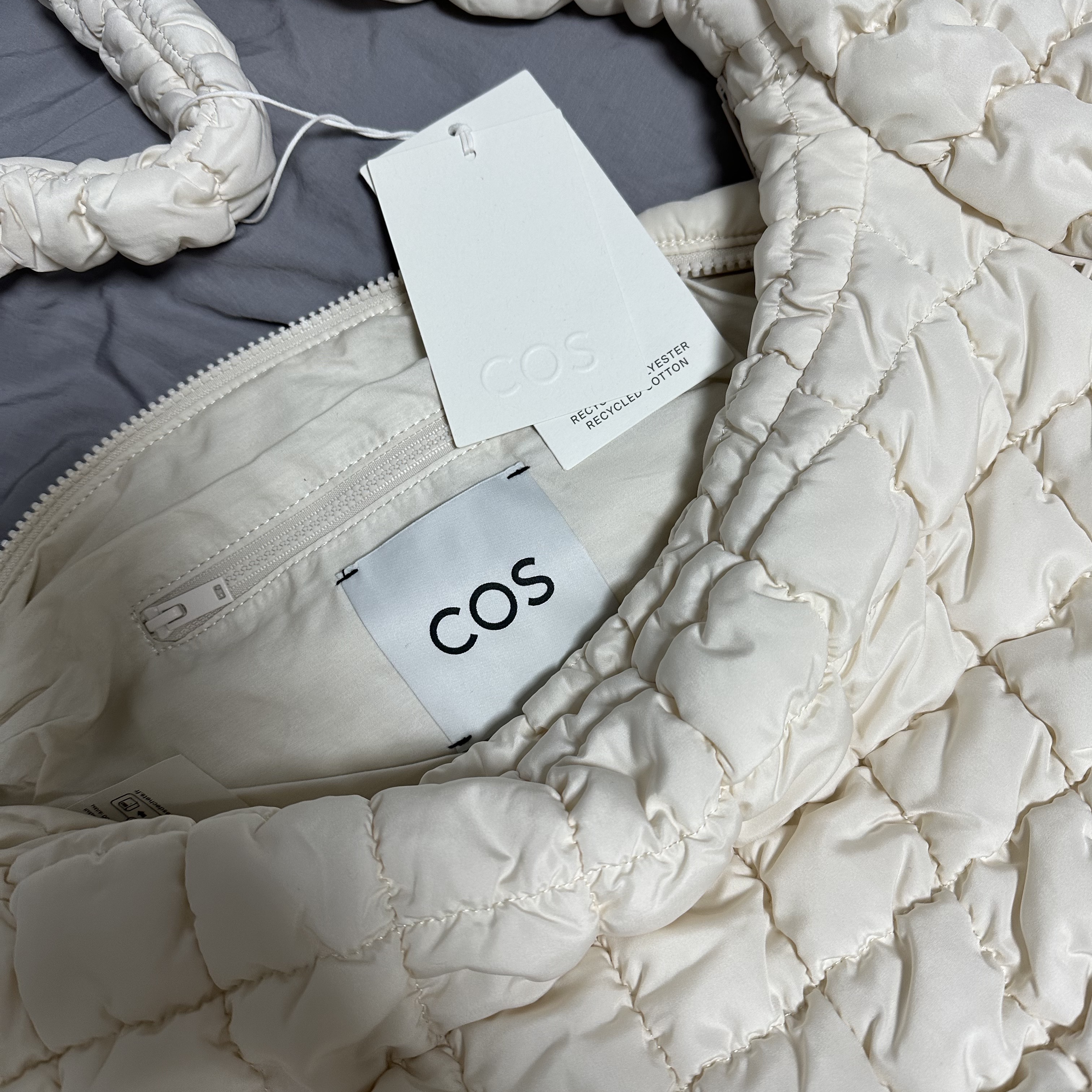 COS Quilted Oversized Shoulder Bag Off White Light Beige 착용 스타일