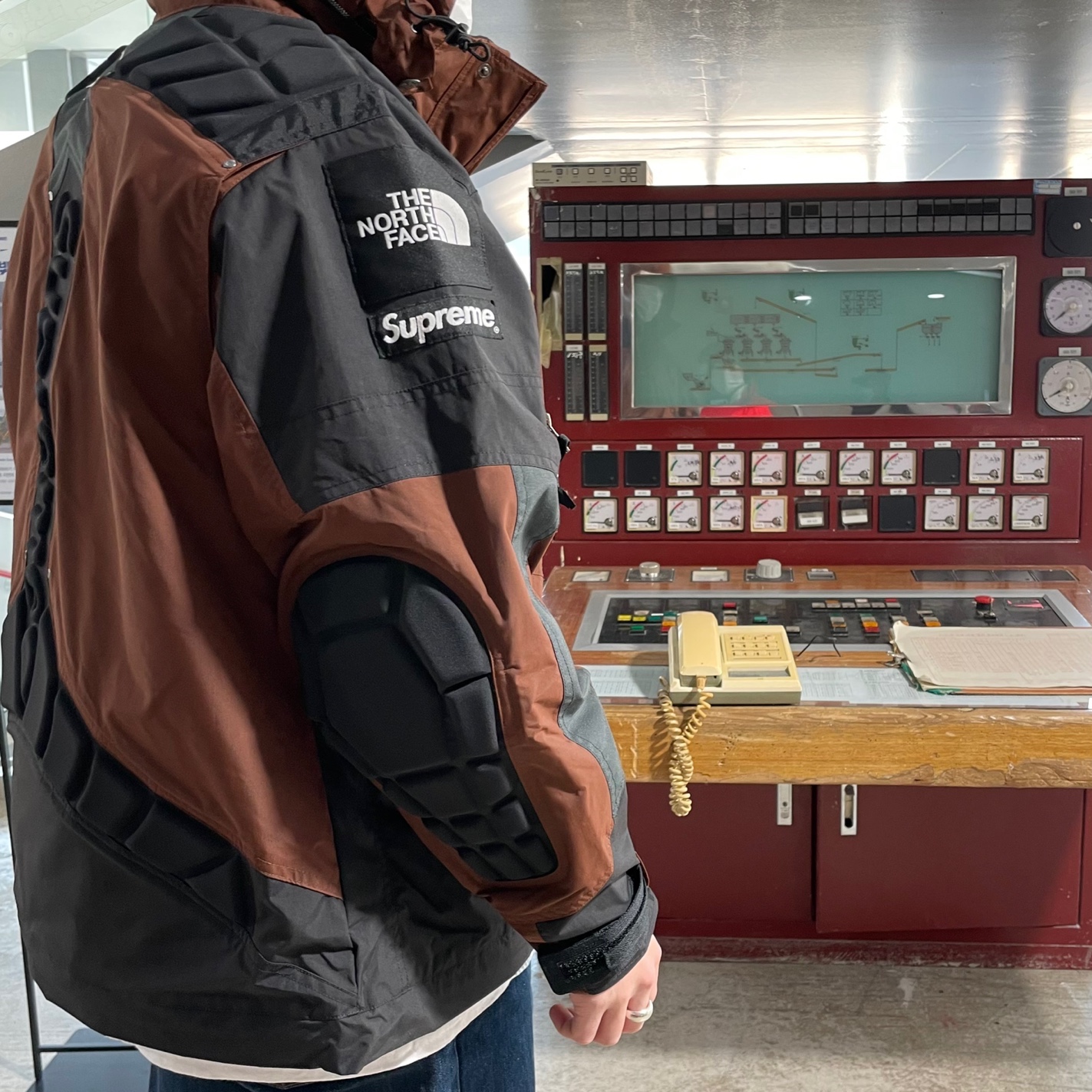 Supreme x The North Face Steep Tech Apogee Jacket Brown - 22FW 착용 스타일 - 3