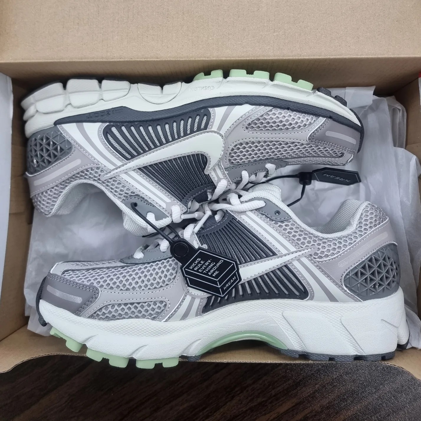 (W) Nike Zoom Vomero 5 Cobblestone and Flat Pewter 착용 스타일 - 3