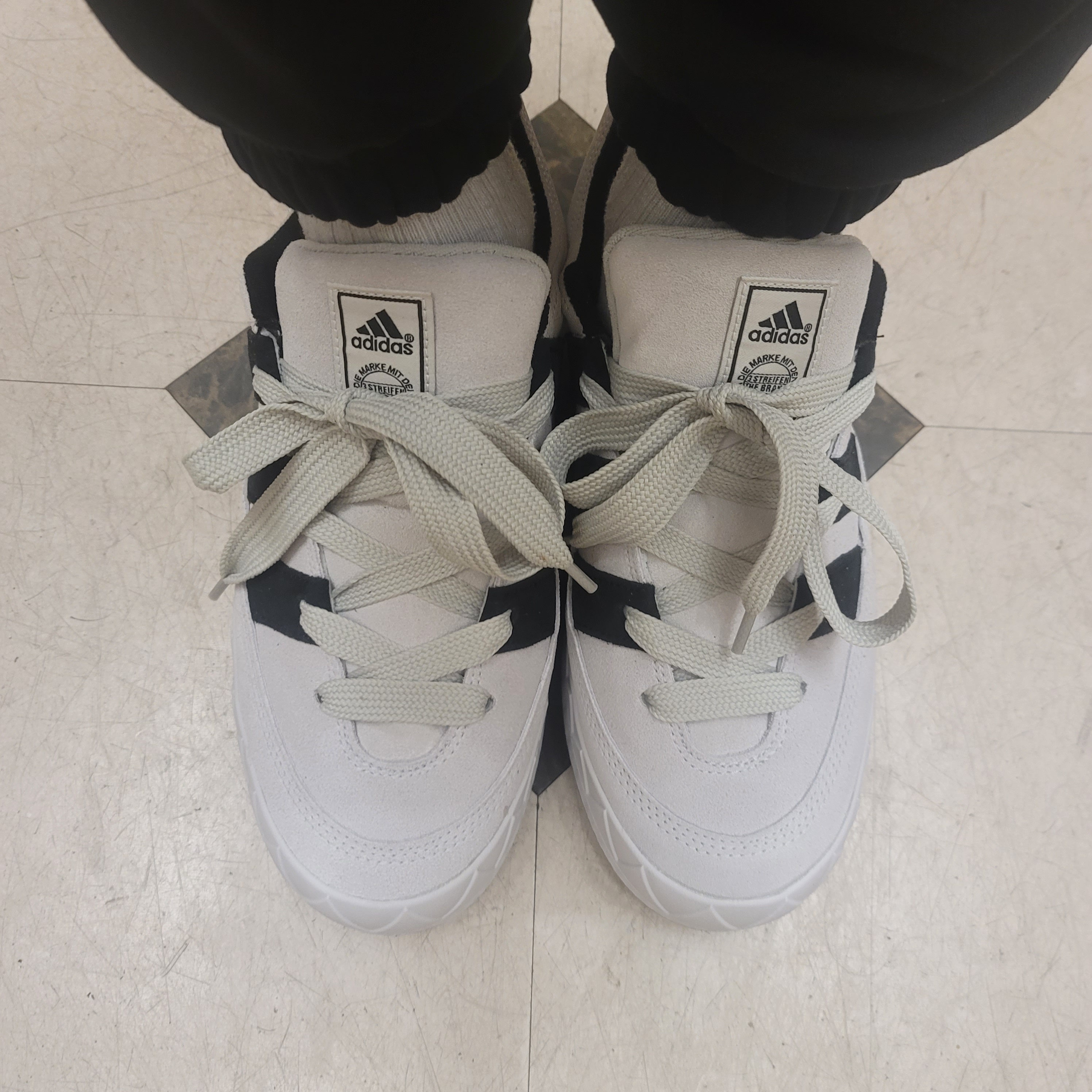 Adidas Adimatic Grey One 착용 스타일