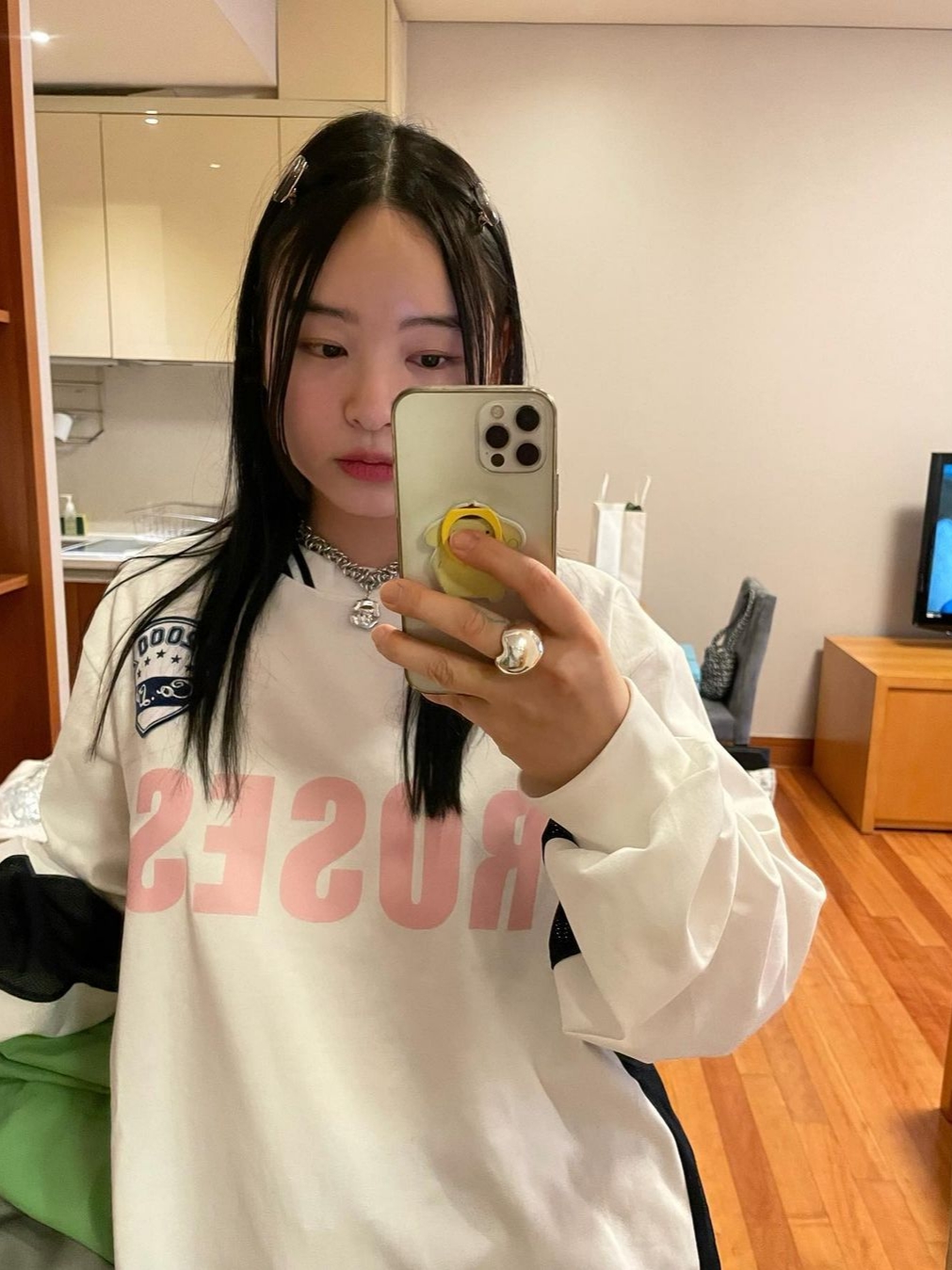 2000Archives Oversized Sporty T-Shirt White Pink 착용 스타일