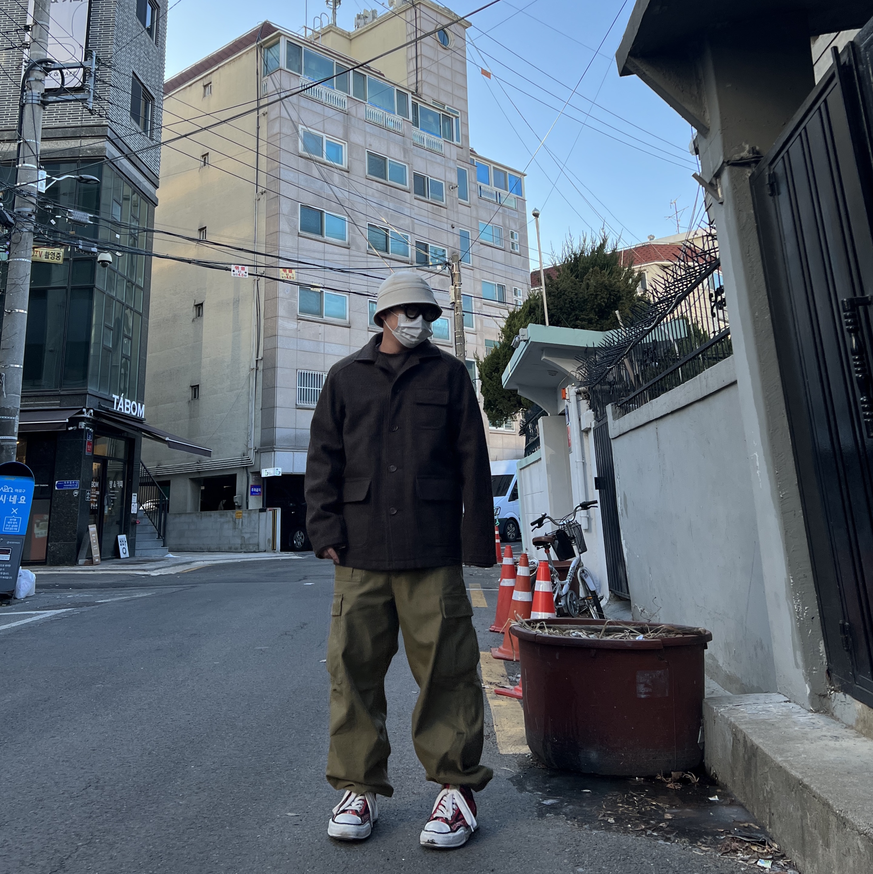 Maison Mihara Yasuhiro Peterson OG Sole Canvas Bandana Low-top Sneakers Red 착용 스타일 - 1