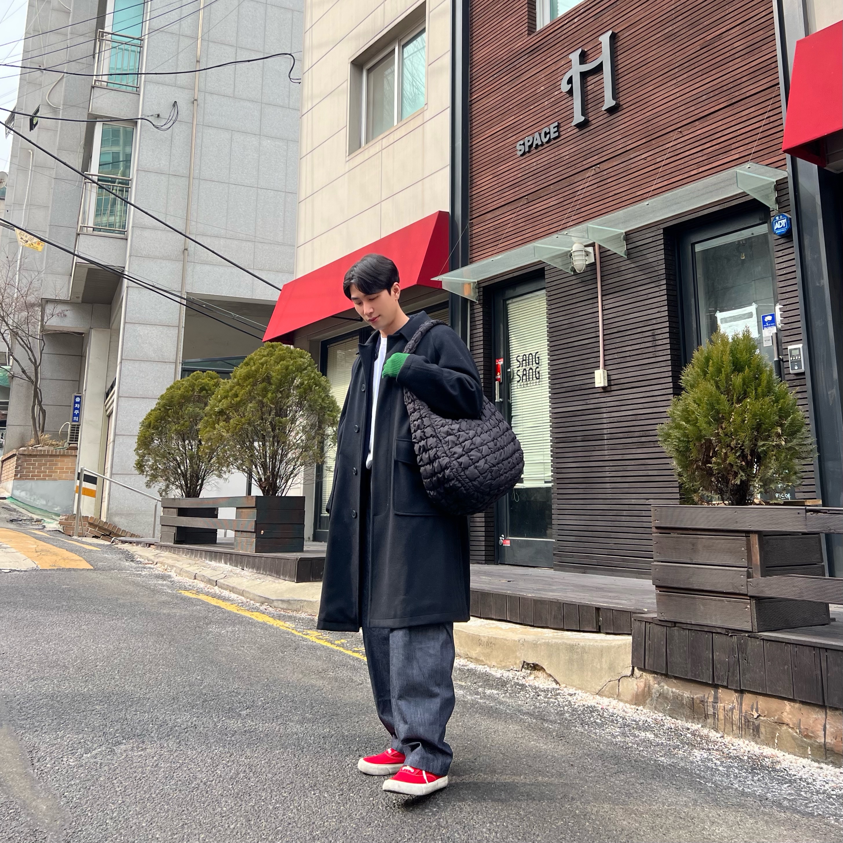 COS Quilted Oversized Shoulder Bag Black 착용 스타일 - 1