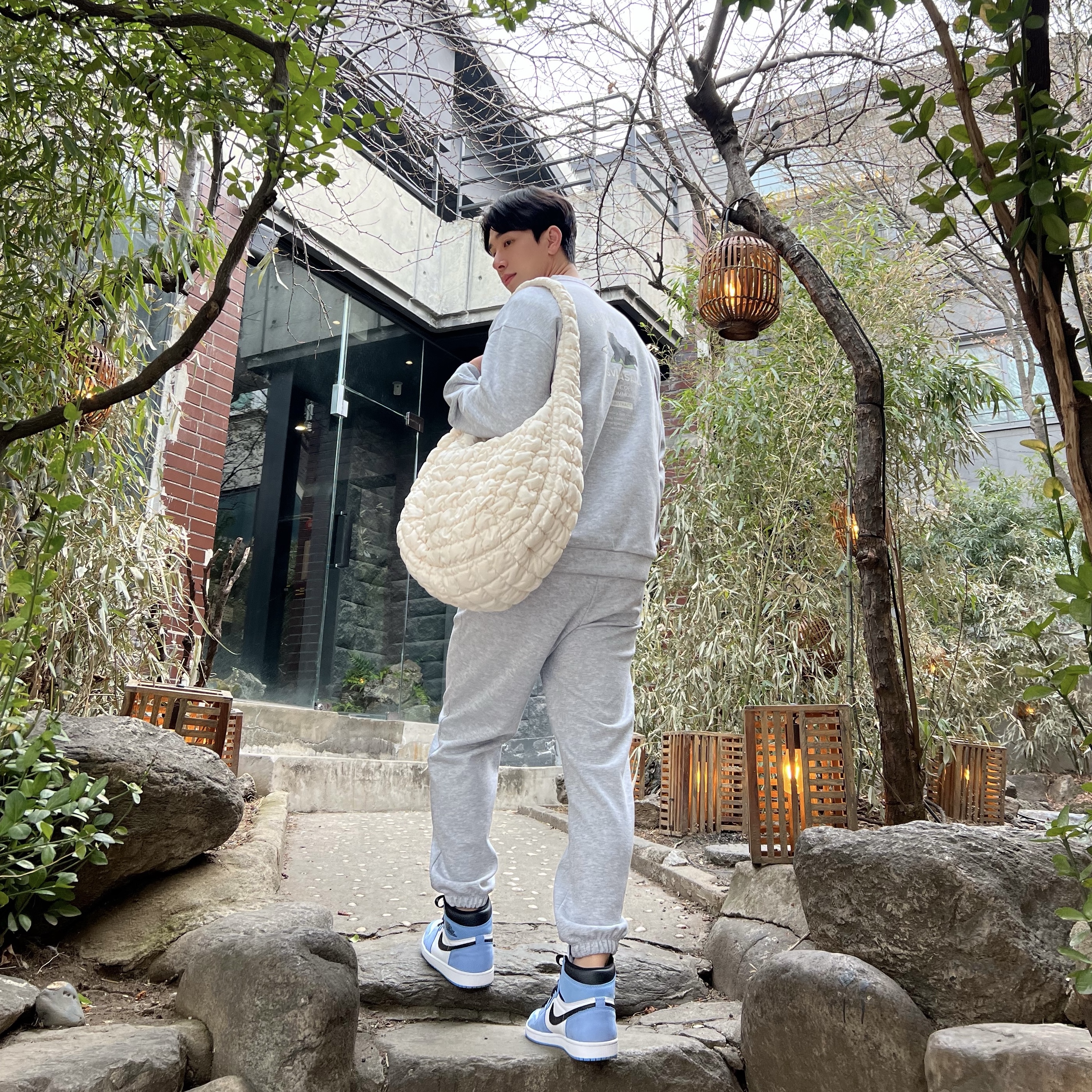 Jordan 1 Retro High OG University Blue, COS Quilted Oversized Shoulder Bag Off White Light Beige 착용 스타일 - 2