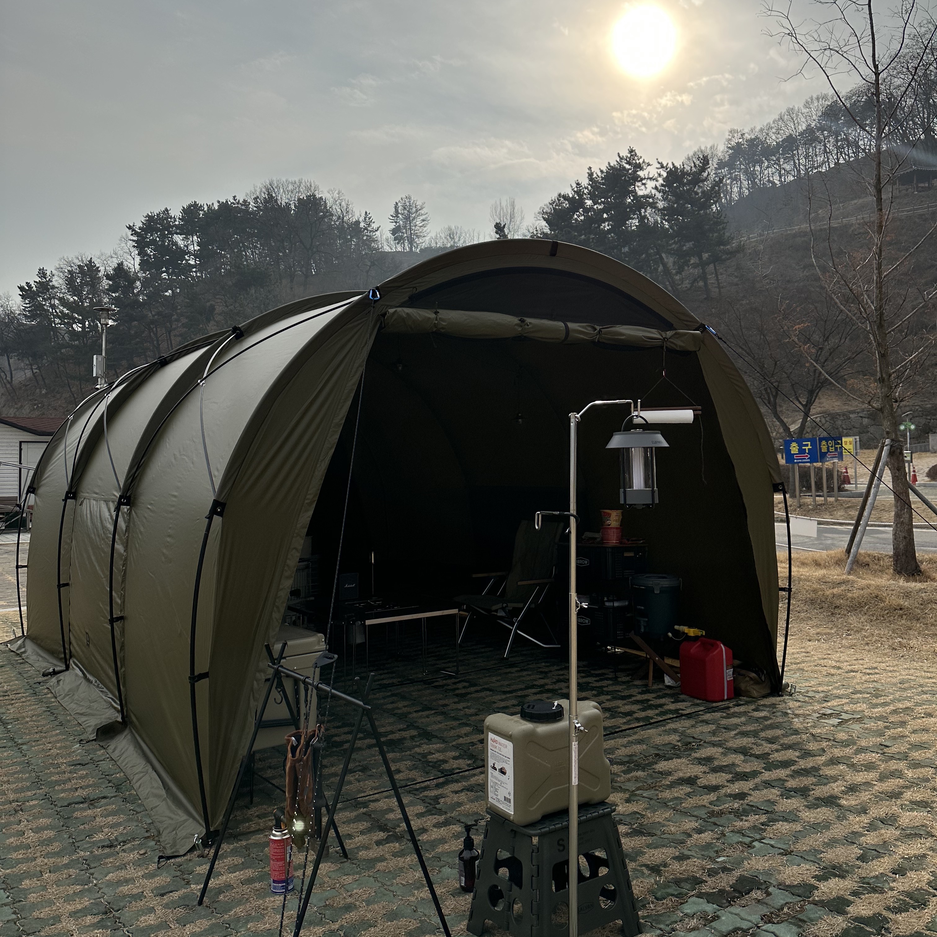 Helinox Tactical Field Tunnel 4.35 Coyote Tan 착용 스타일