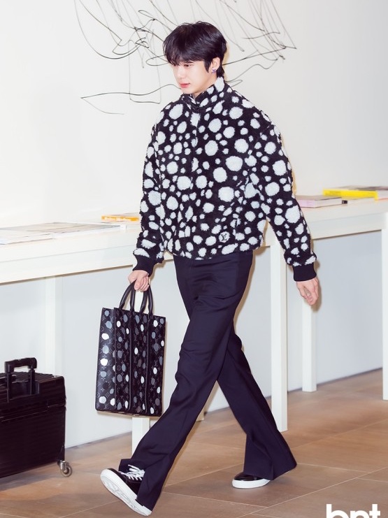 Louis Vuitton x YK Infinity Dots Fleece Blouson Black, Louis Vuitton x YK Sac Plat Black Silver 착용 스타일 - 2