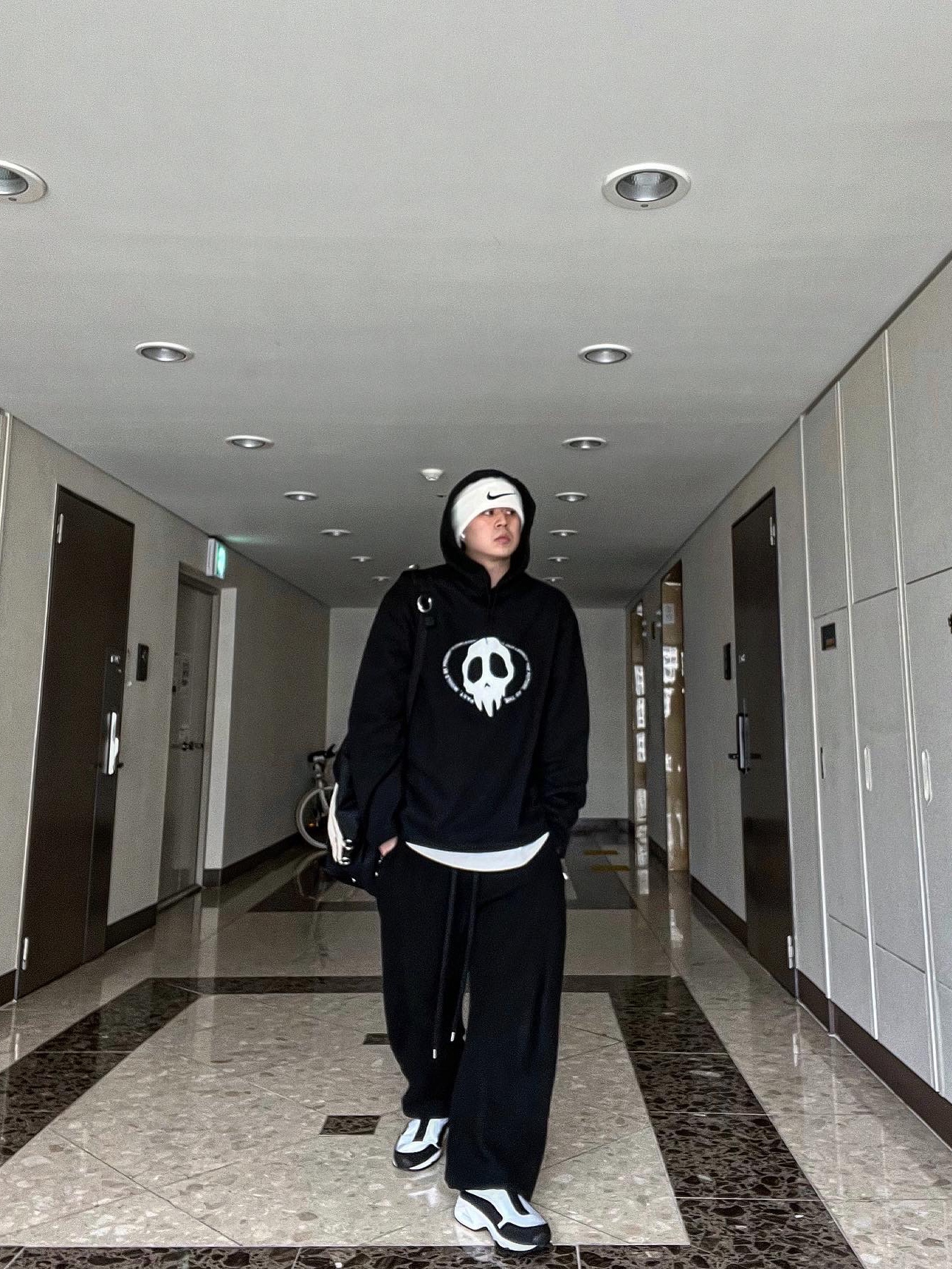 Our Legacy Loose Hoodie Maverick Skull Print Black, Nike x Comme des Garcons Homme Plus Air Max Sunder SP White Black 착용 스타일 - 2