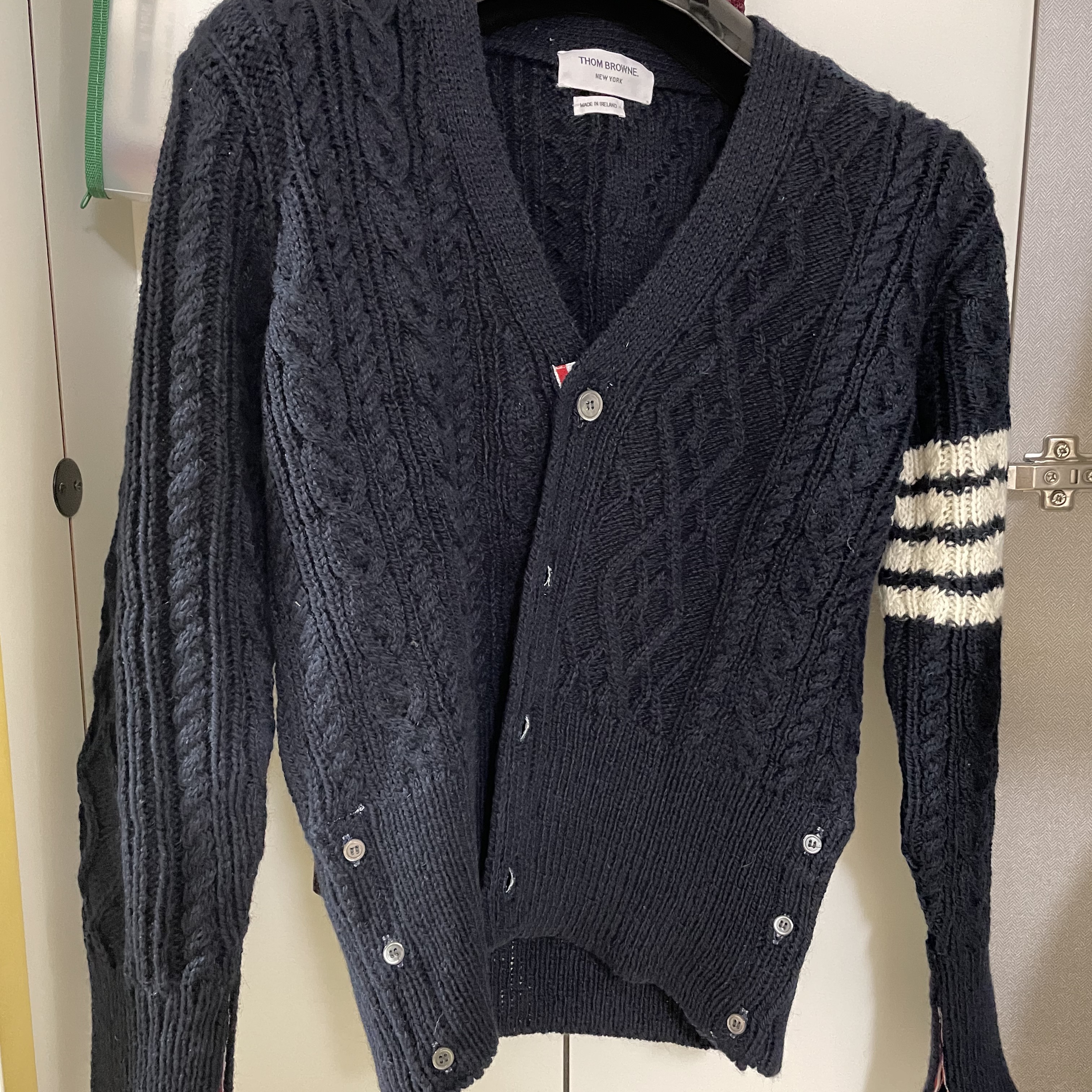 Thom Browne Donegal Cable 4-Bar V-Neck Cardigan Navy 착용 스타일