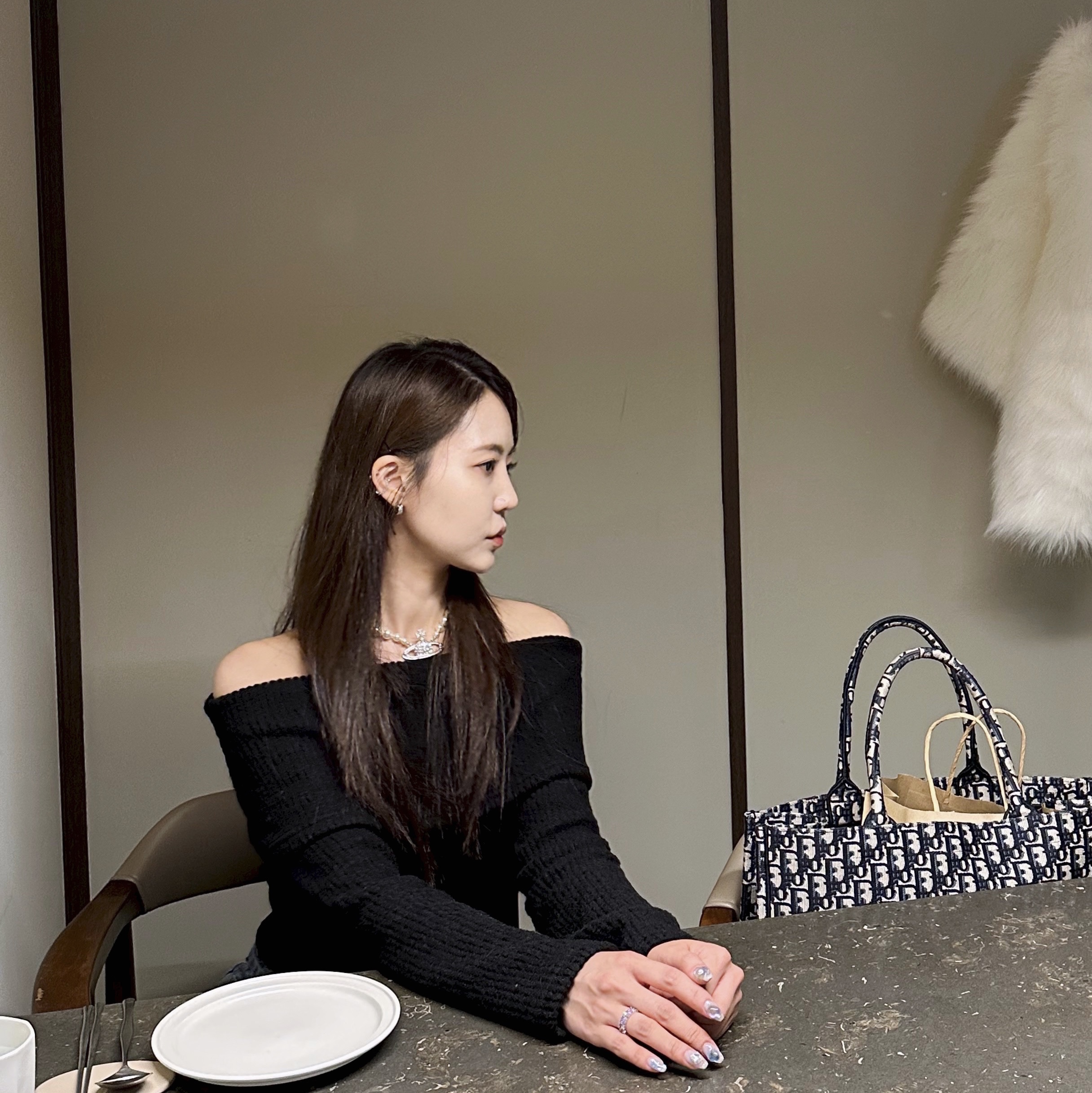 Dior Large Book Tote Blue Dior Oblique Embroidery, Bottega Veneta Puddle Ankle Boots Black 착용 스타일 - 3