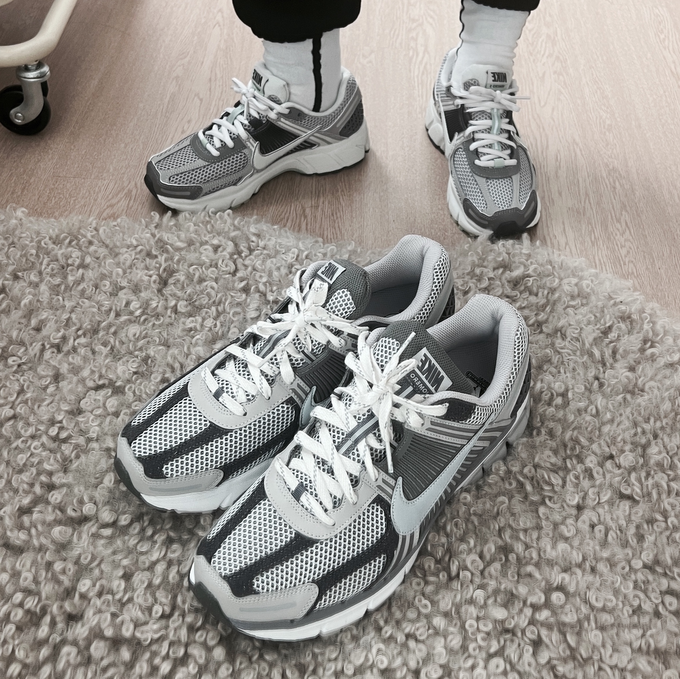 (W) Nike Zoom Vomero 5 Cobblestone and Flat Pewter, Nike Zoom Vomero 5 PRM Light Iron Ore and Flat Fewter 착용 스타일 - 3