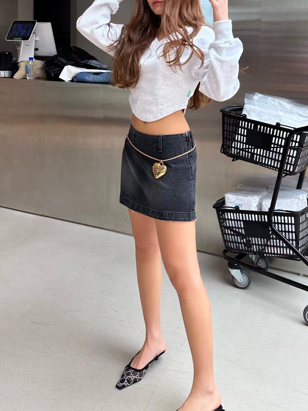Instantfunk Women V-Neck Slim Line Sweatshirt Melange White, Instantfunk Women Low-Rise Denim Mini Skirt Black 착용 스타일