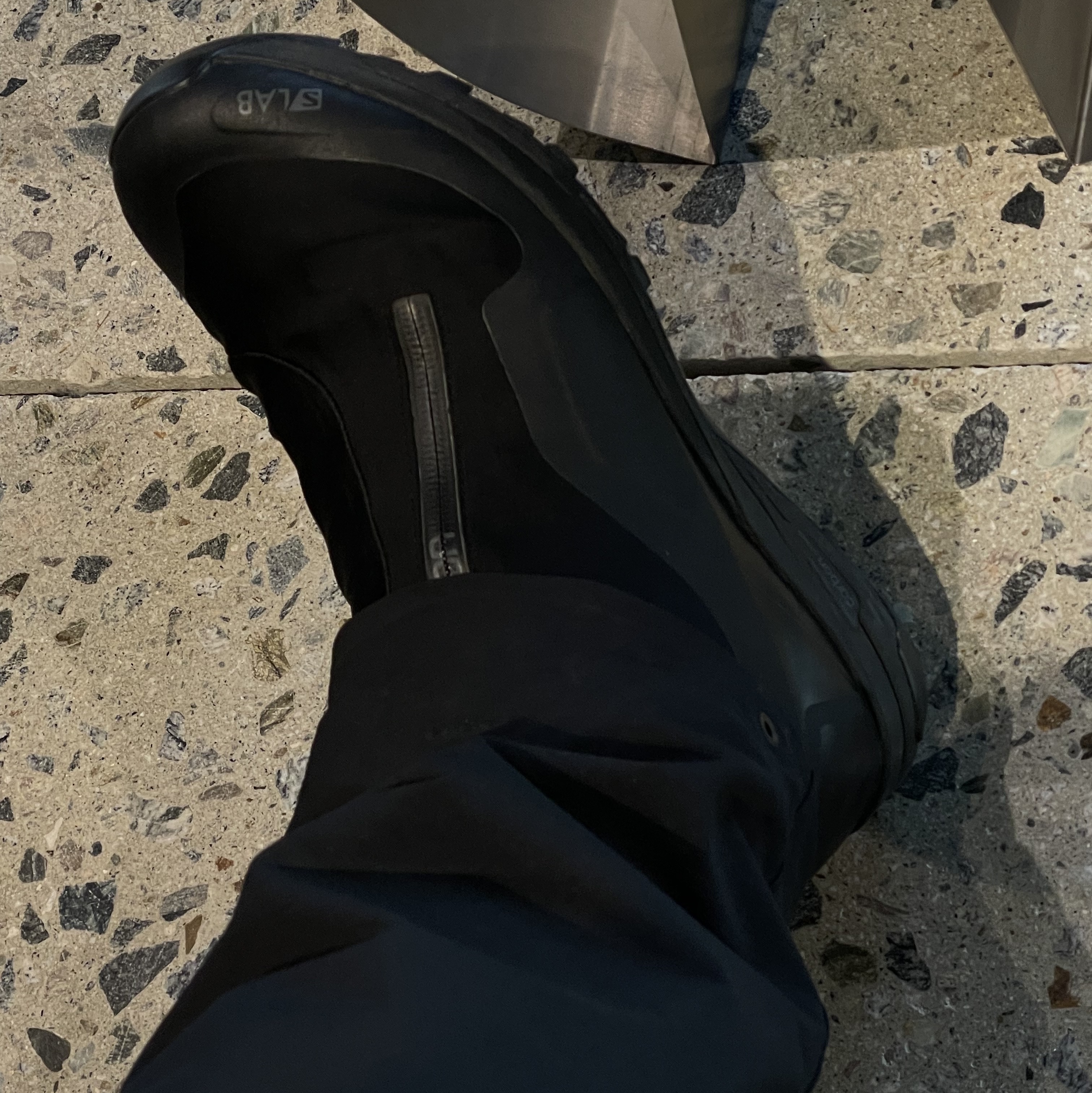 Salomon XA-Alpine Mid ADV Black Magnet 착용 스타일