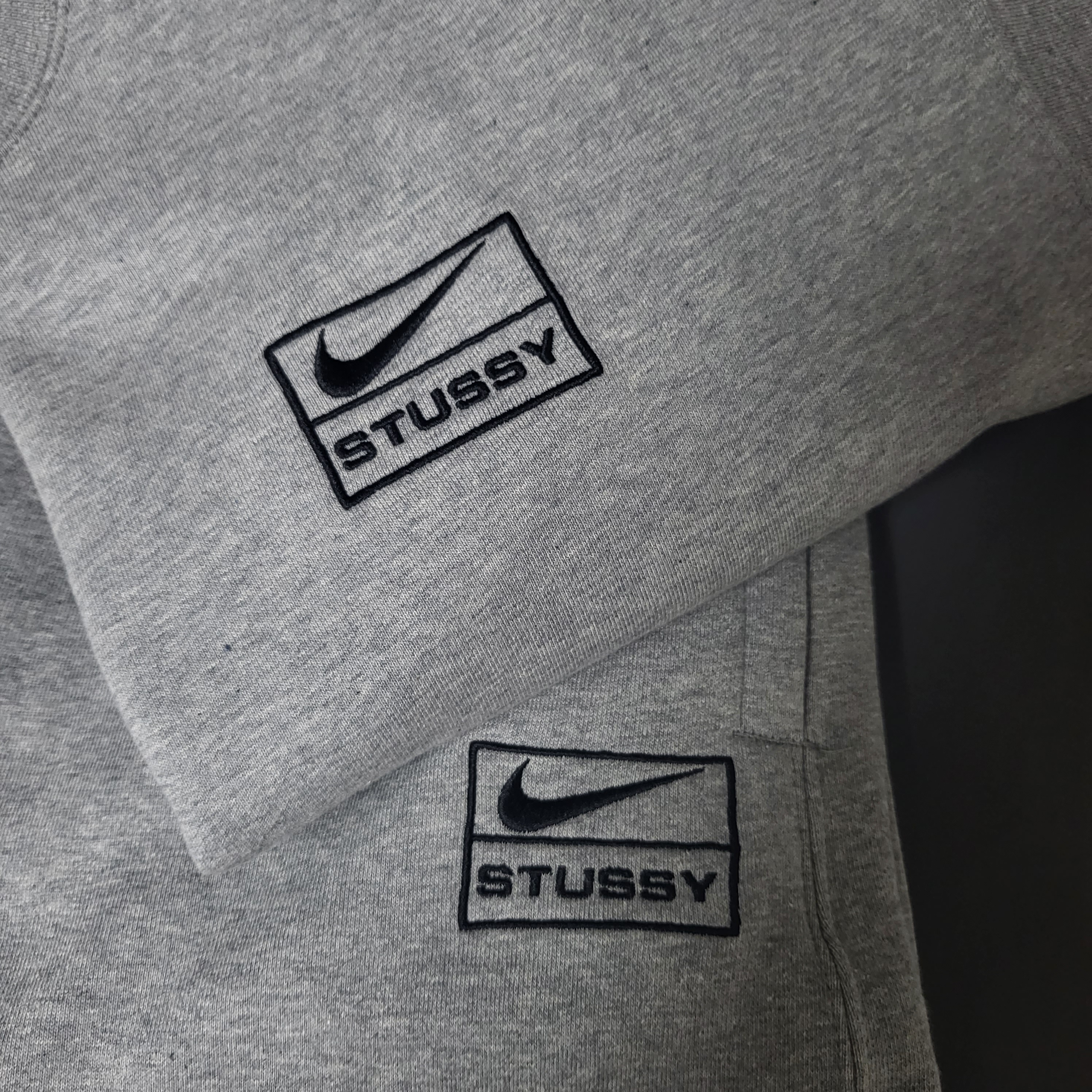 Nike x Stussy NRG Fleece Pants Dark Grey Heather (DO9340-063), Nike x Stussy NRG Fleece Crewneck Dark Grey Heather (DO9337-063) 착용 스타일
