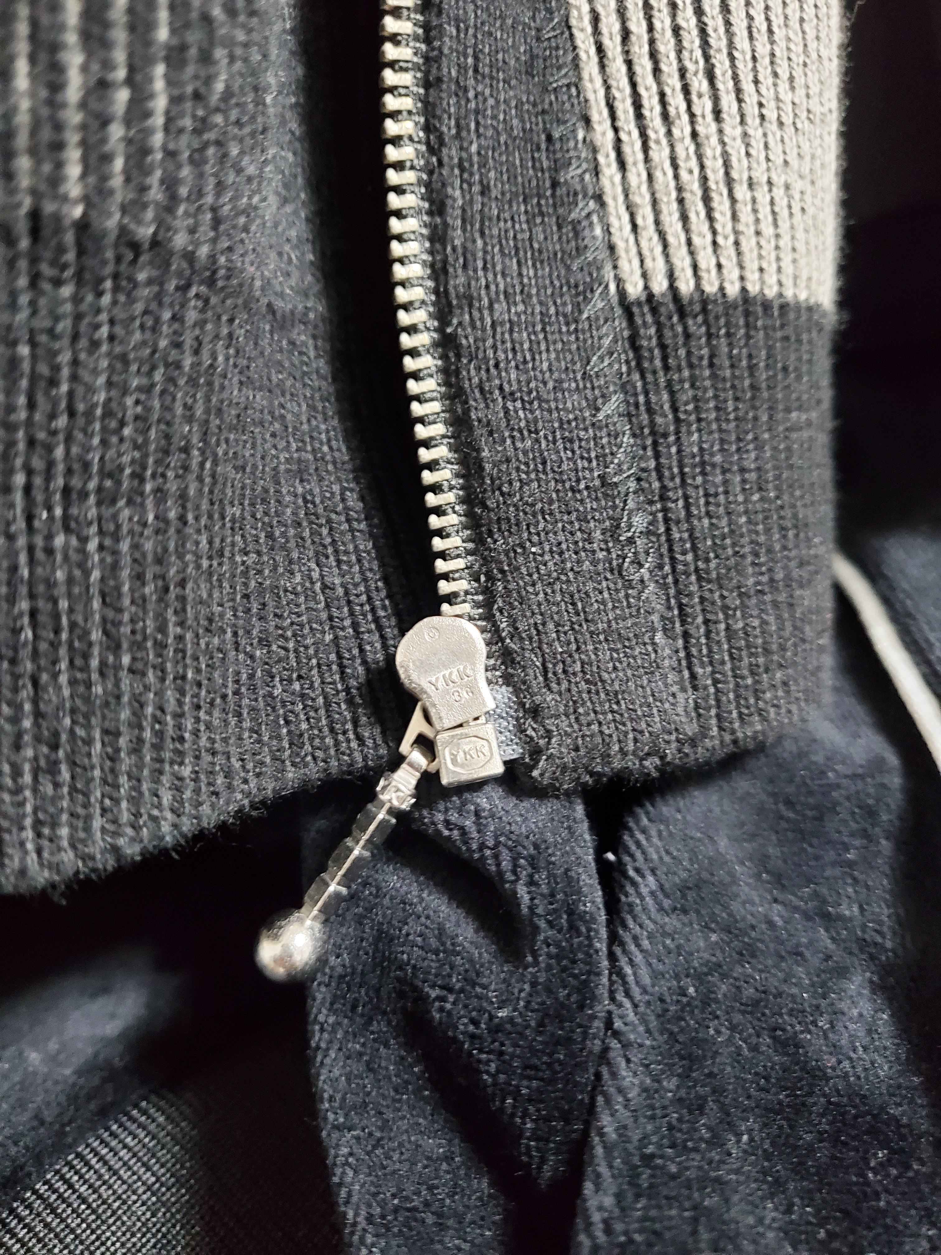 Supreme 2-Tone Ribbed Zip Up Sweater Black - 22FW 착용 스타일 - 3