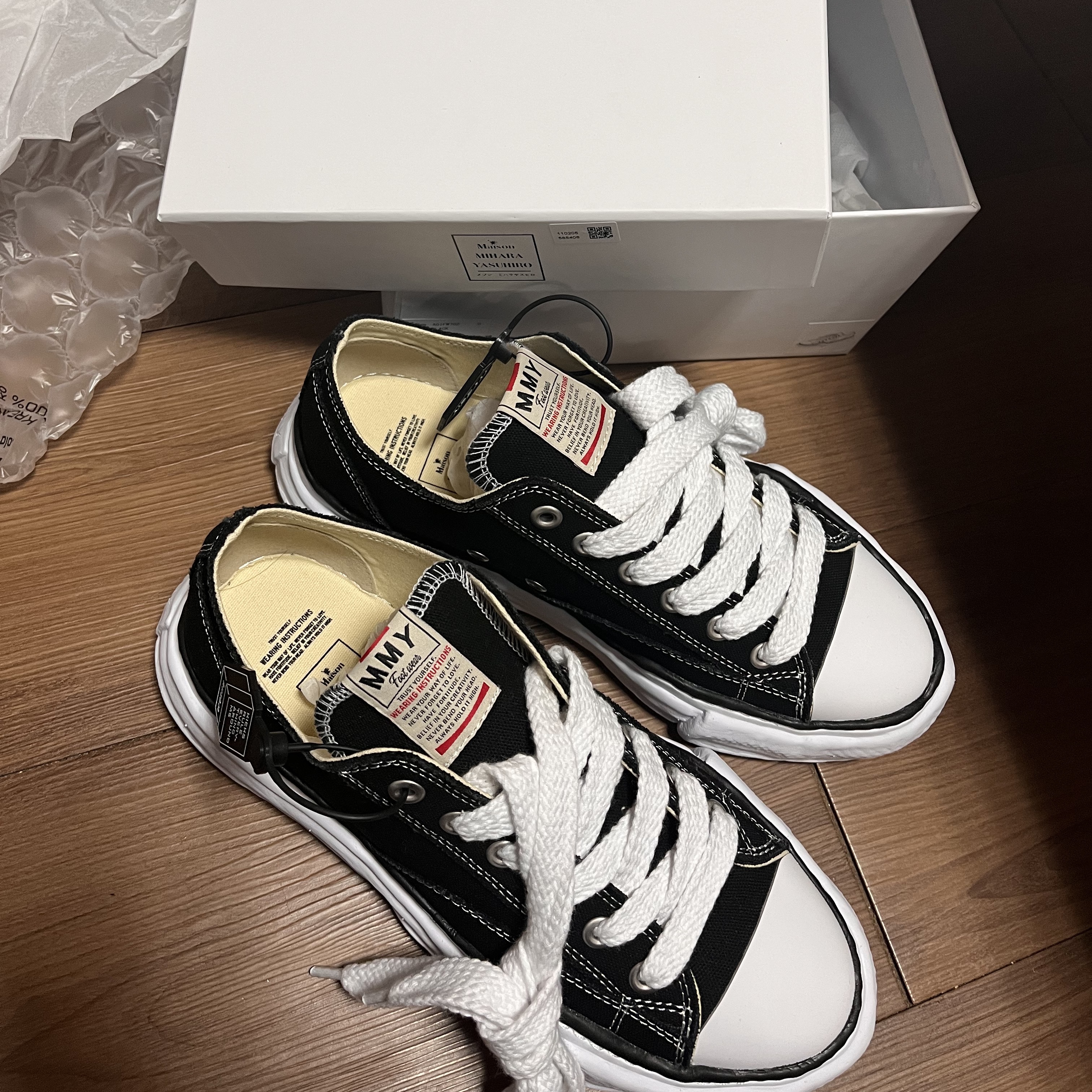 Maison Mihara Yasuhiro Peterson OG Sole Canvas Low Sneakers Black 착용 스타일
