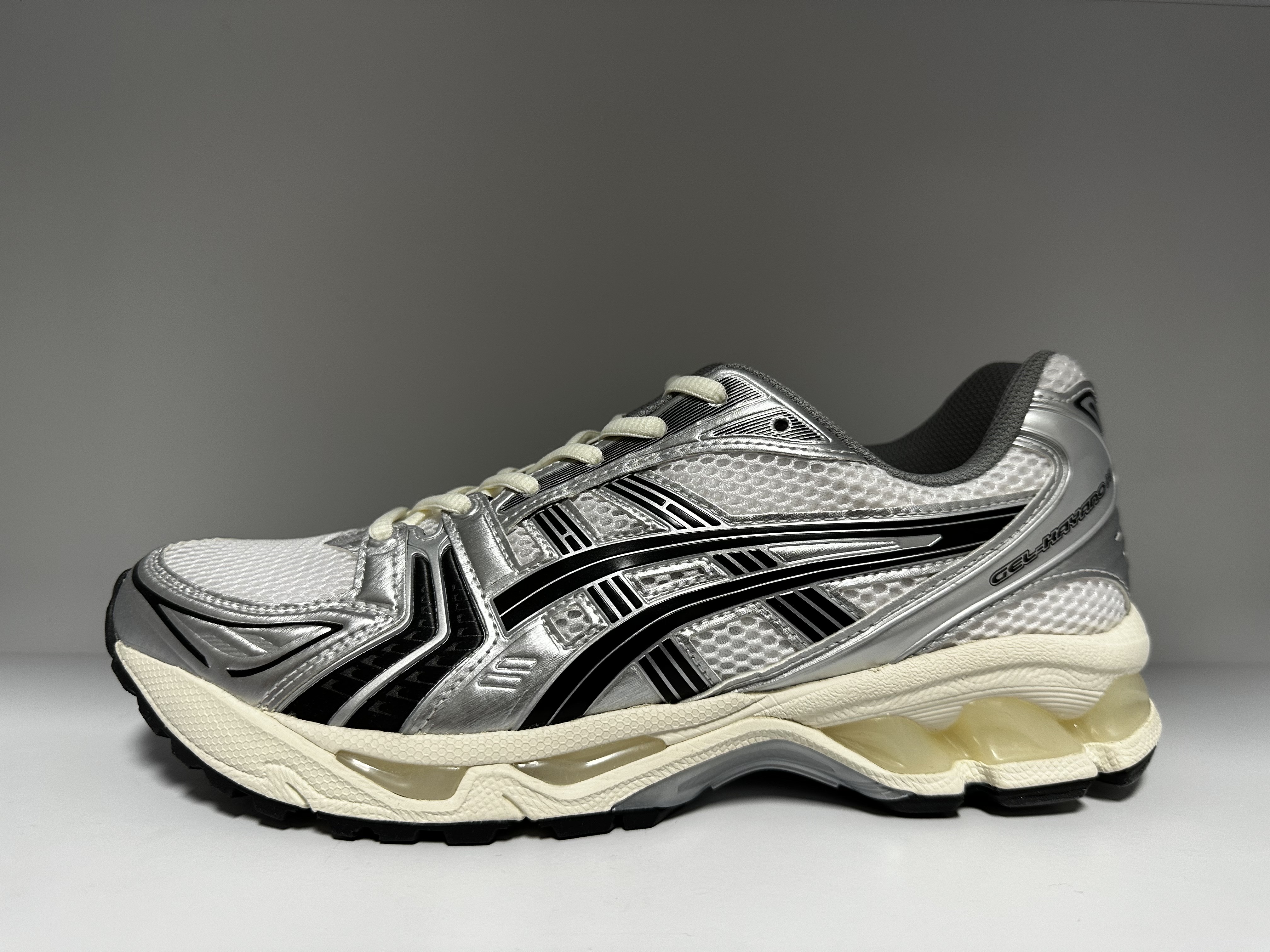 Asics x JJJJound Gel-Kayano 14 Silver Black 착용 스타일