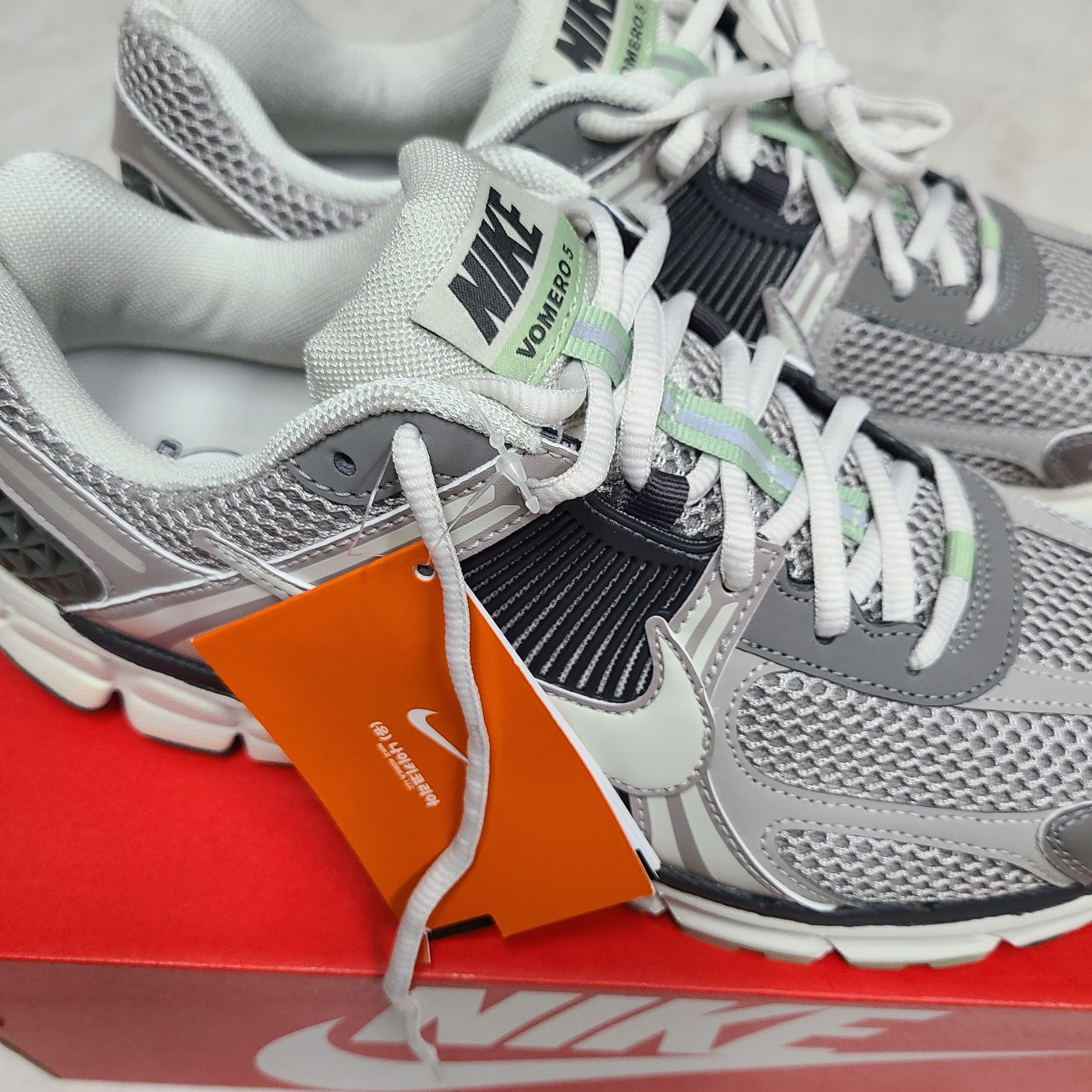 (W) Nike Zoom Vomero 5 Cobblestone and Flat Pewter 착용 스타일 - 2