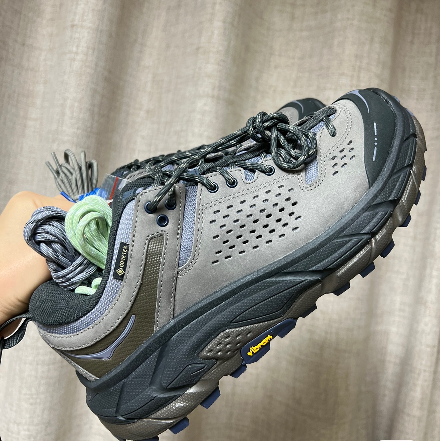 Hoka x J.L-A.L Tor Ultra Low Desert Taupe Rock Ridge 착용 스타일 - 3
