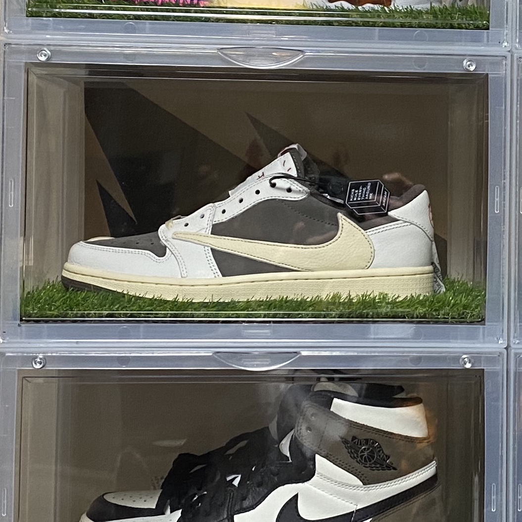 Jordan 1 x Travis Scott Retro Low OG SP Sail and Ridgerock 착용 스타일