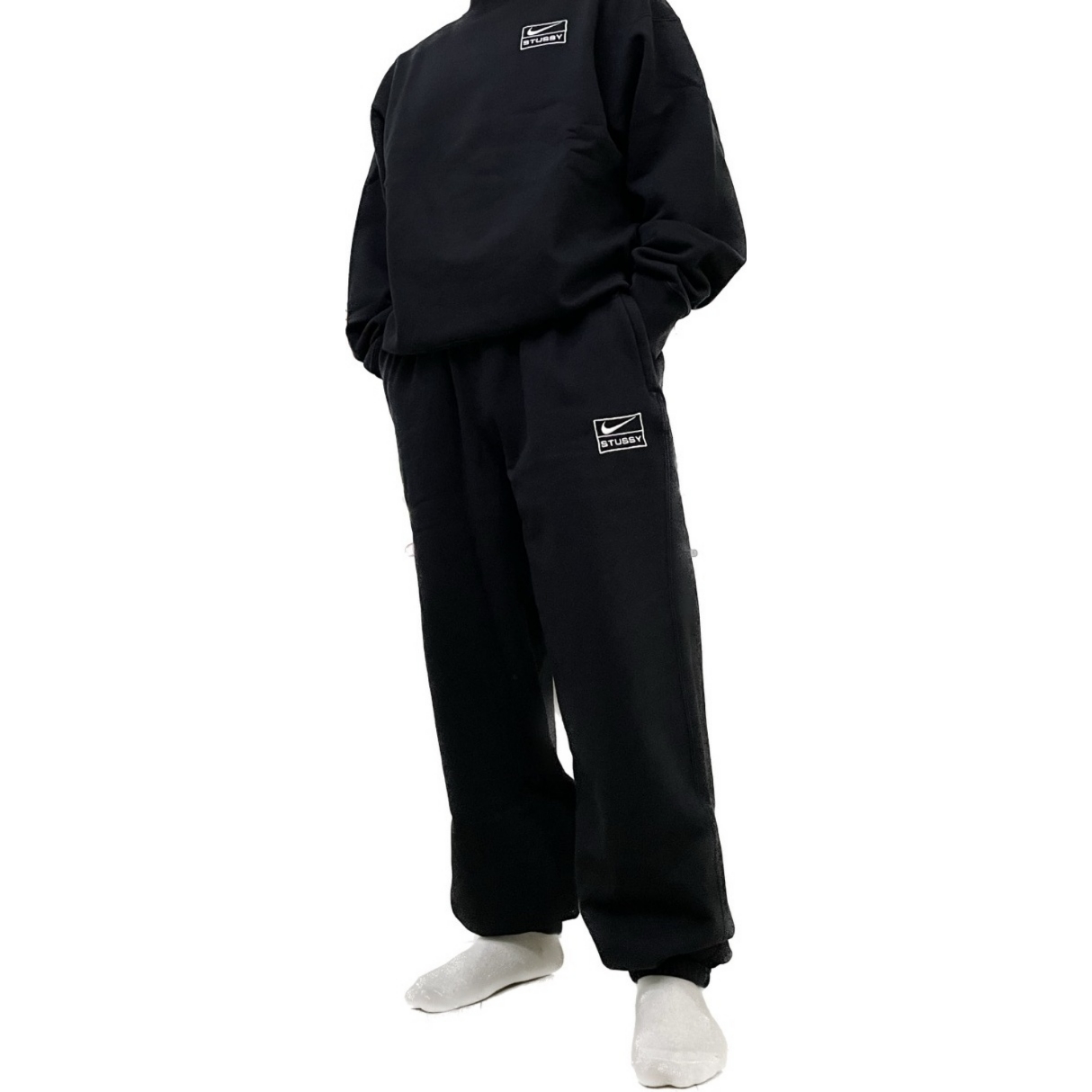 Nike x Stussy NRG Washed Fleece Pants Black (DO5296-010), Nike x Stussy NRG Washed Fleece Crewneck Black (DO5310-010) 착용 스타일