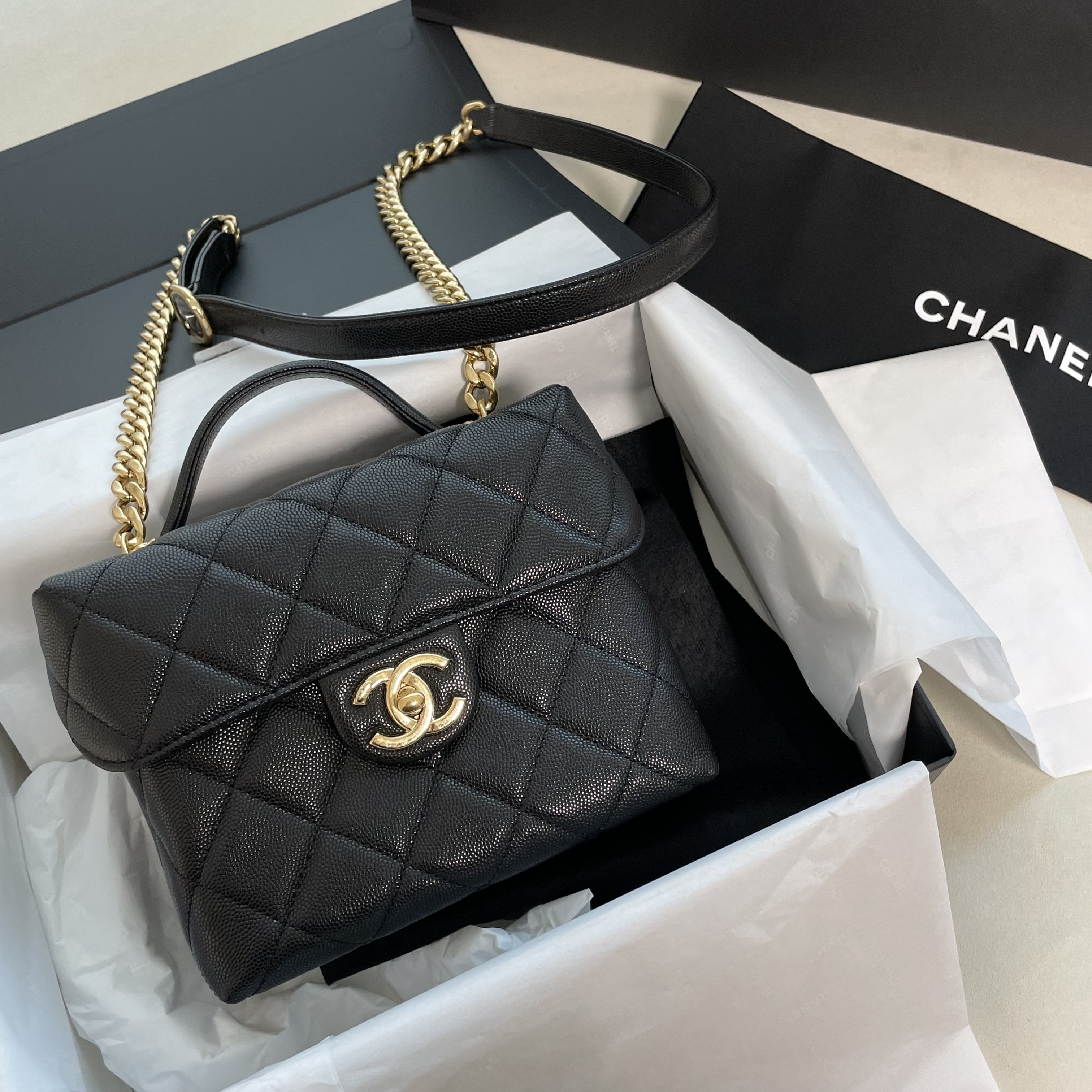 Chanel Small Vanity Case Grained Calfskin & Gold White 착용 스타일