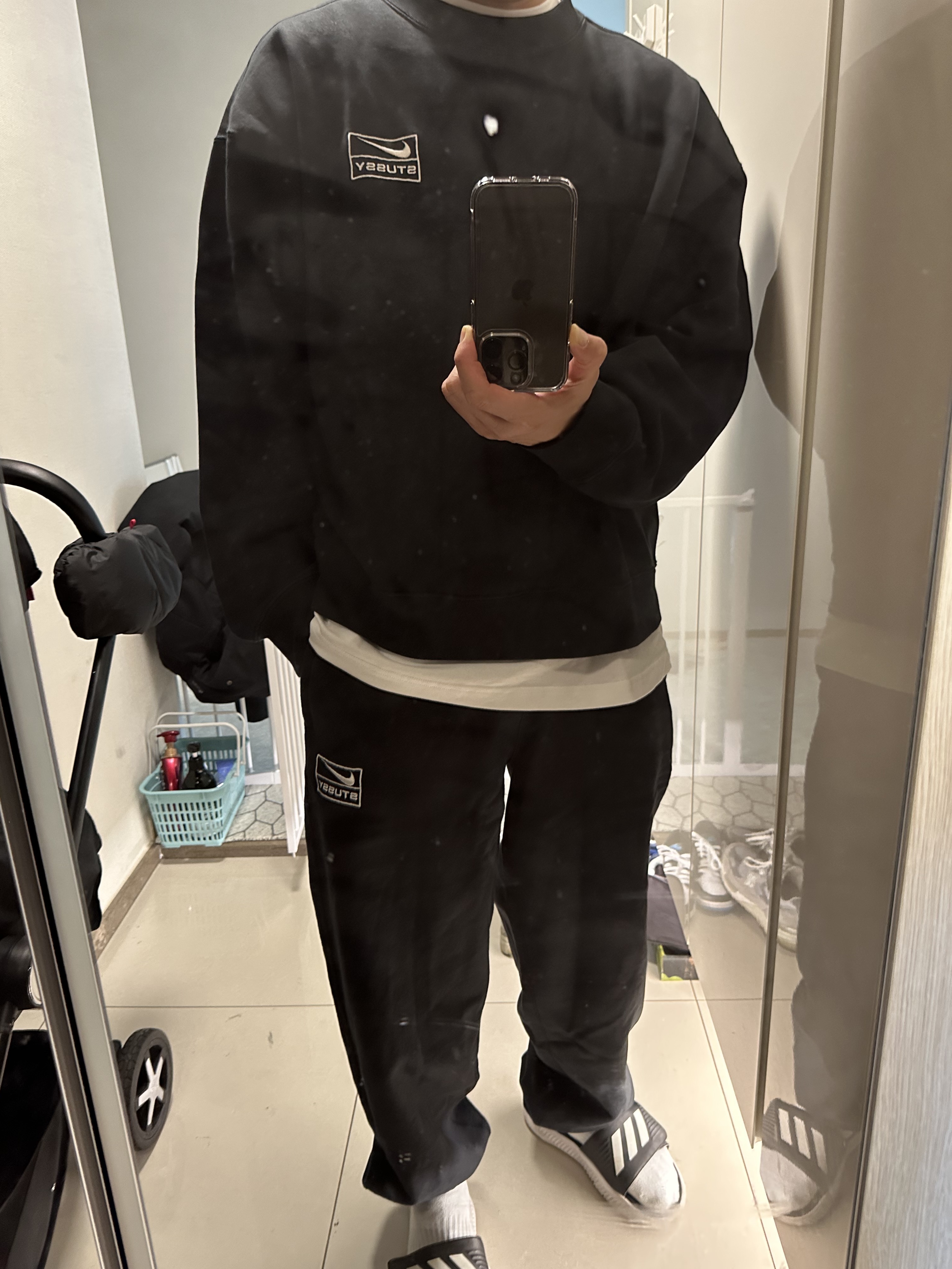 Nike x Stussy NRG Washed Fleece Crewneck Black (DO5310-010), Nike x Stussy NRG Washed Fleece Pants Black (DO5296-010) 착용 스타일 - 2