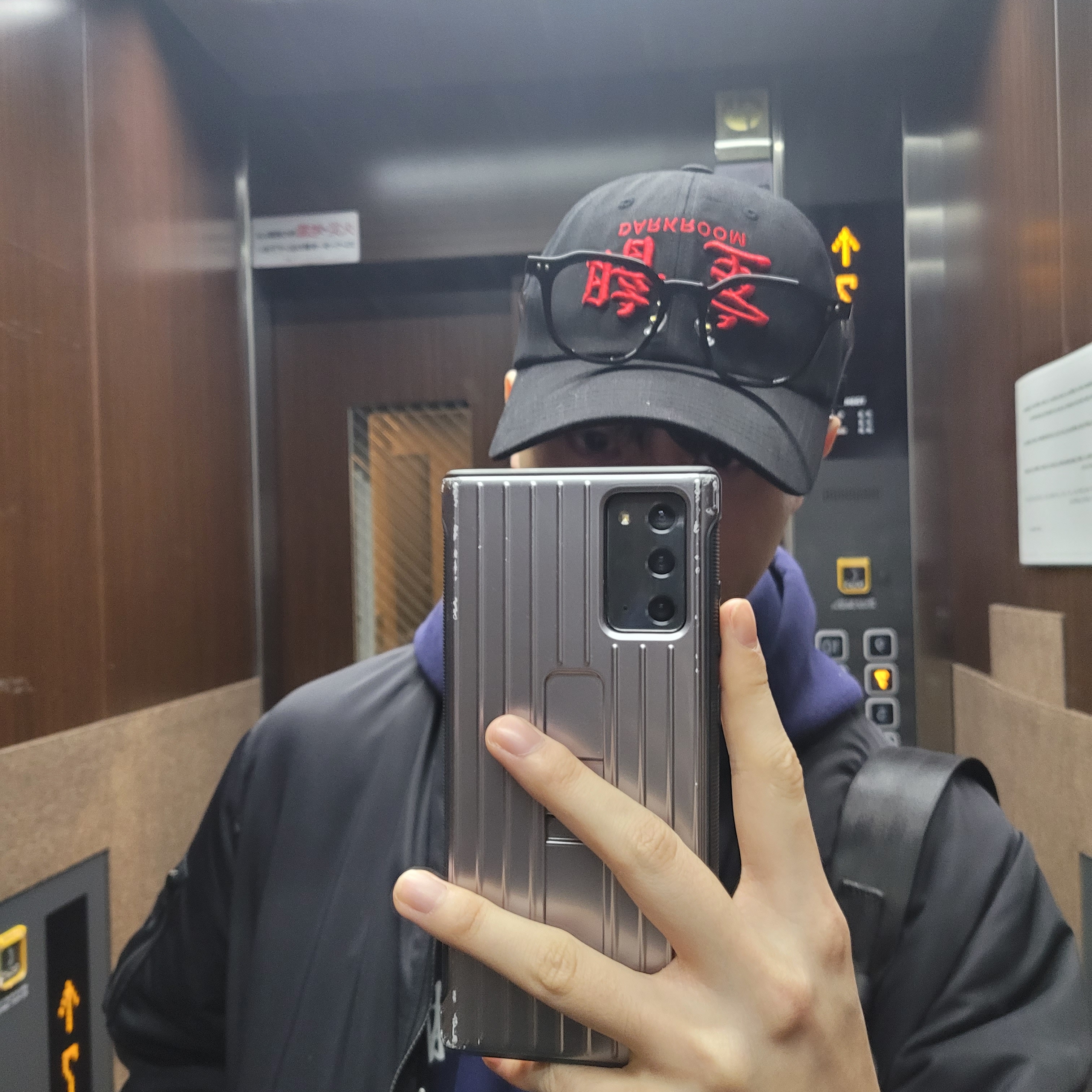 Darkr8m Studio Upside Down Red Logo Cap, Stussy Basic Stussy Hoodie Navy 2022 착용 스타일
