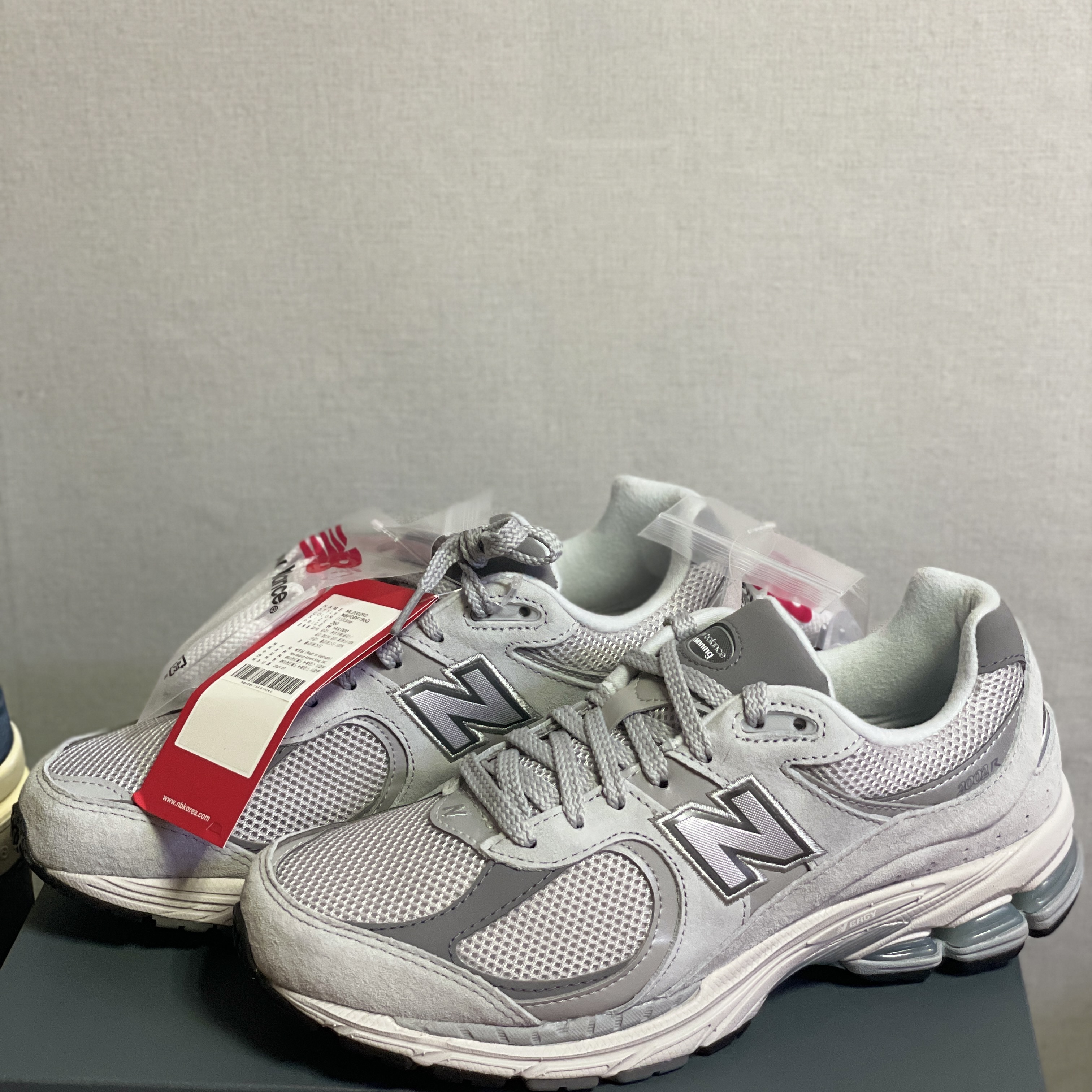 New Balance 2002R T2 Gray 착용 스타일 - 1