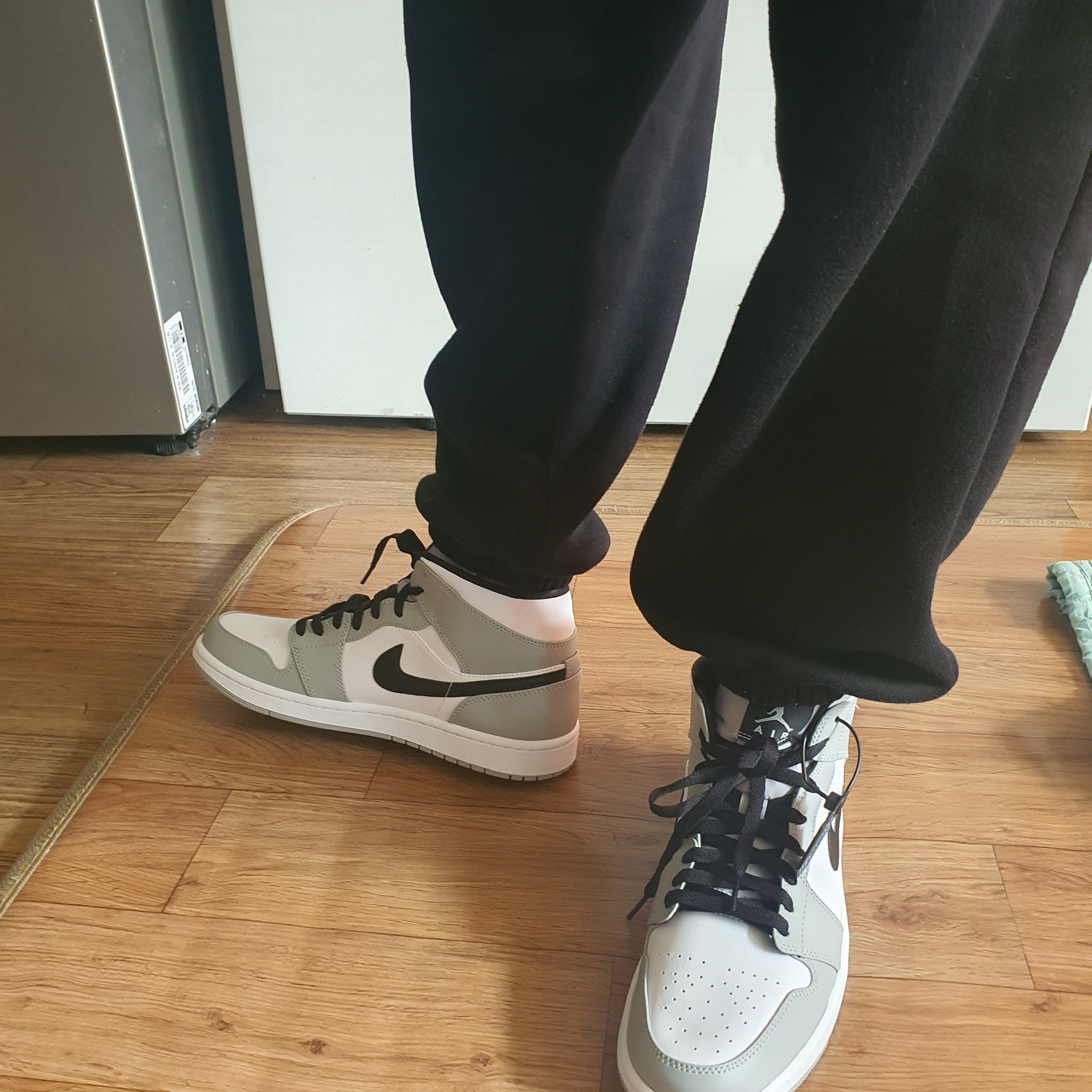 Jordan 1 Mid Light Smoke Grey 착용 스타일 - 3