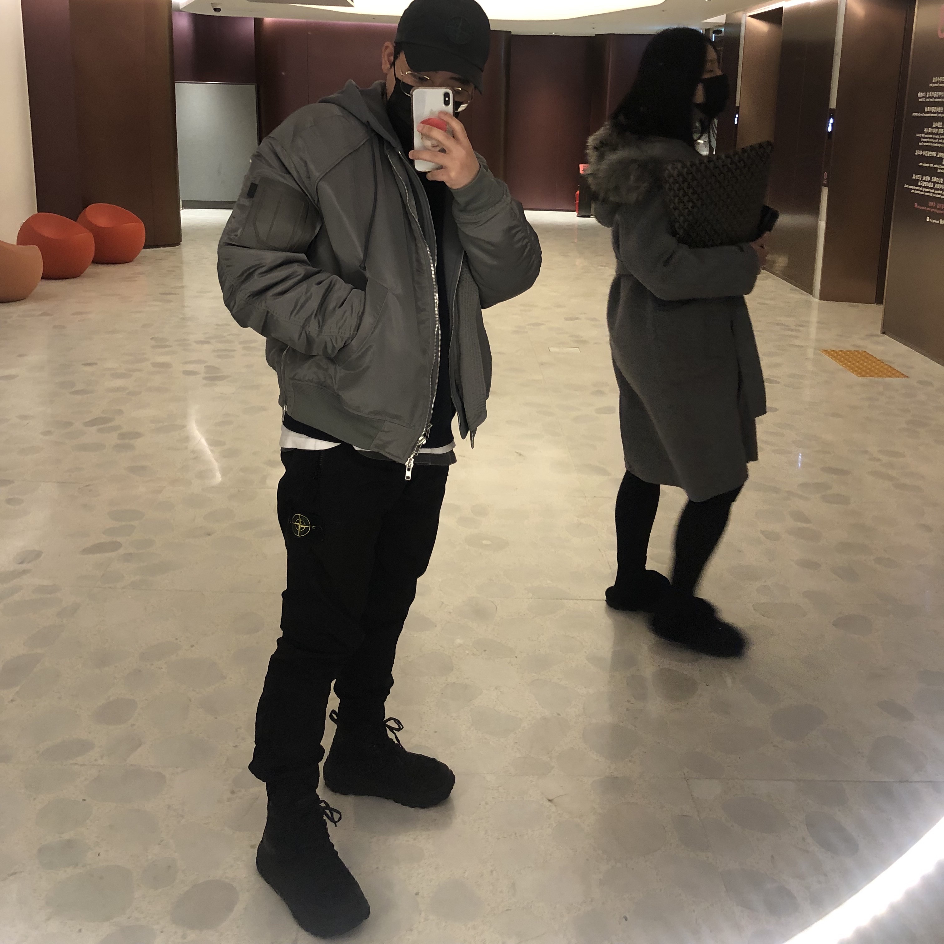 Juun.J Hood MA-1 Jumper Grey - 21SS, Stone Island 63347 Cotton Nylon Fleece Pants Black - 21FW 착용 스타일 - 3