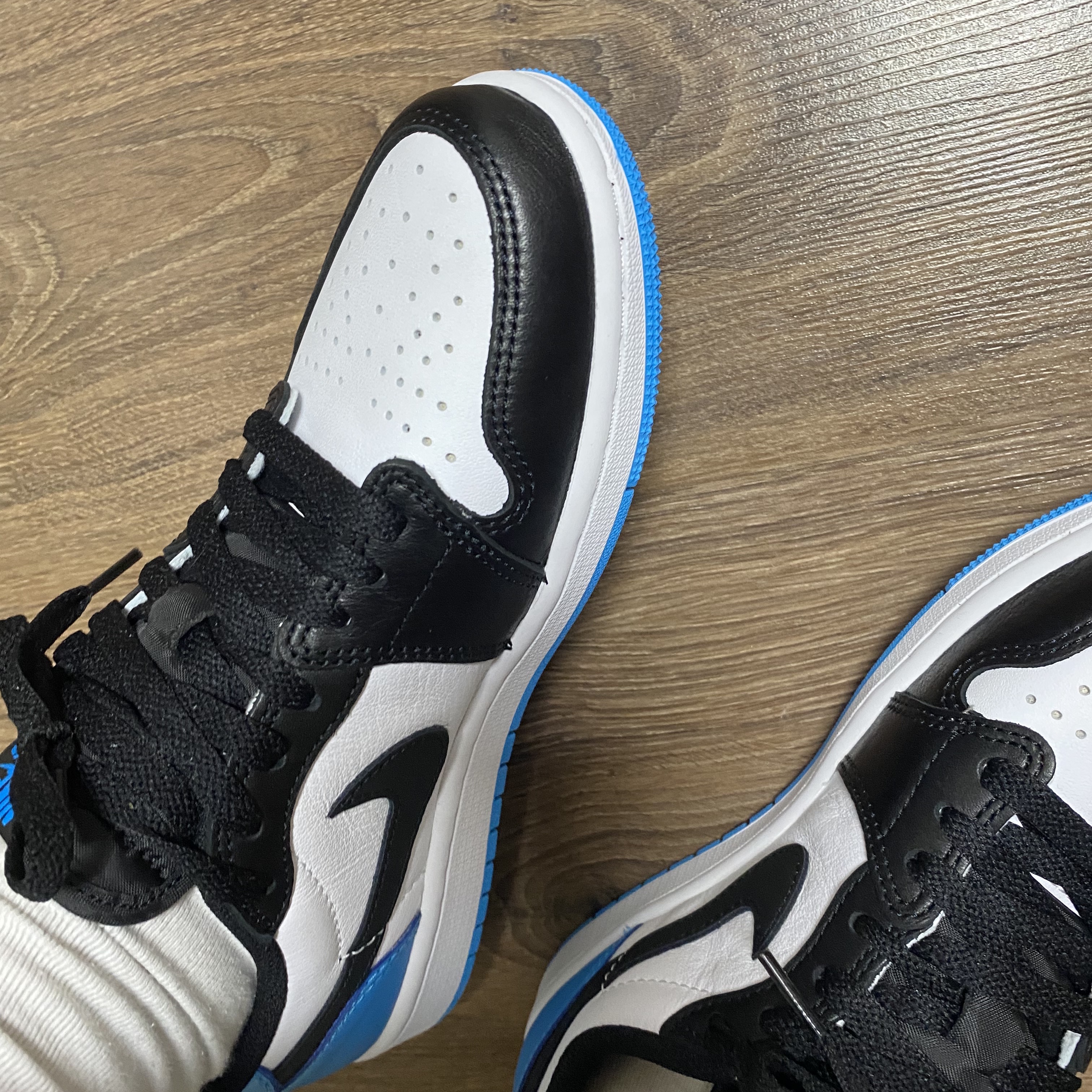 Jordan 1 Retro Low OG Black and Dark Powder Blue 착용 스타일